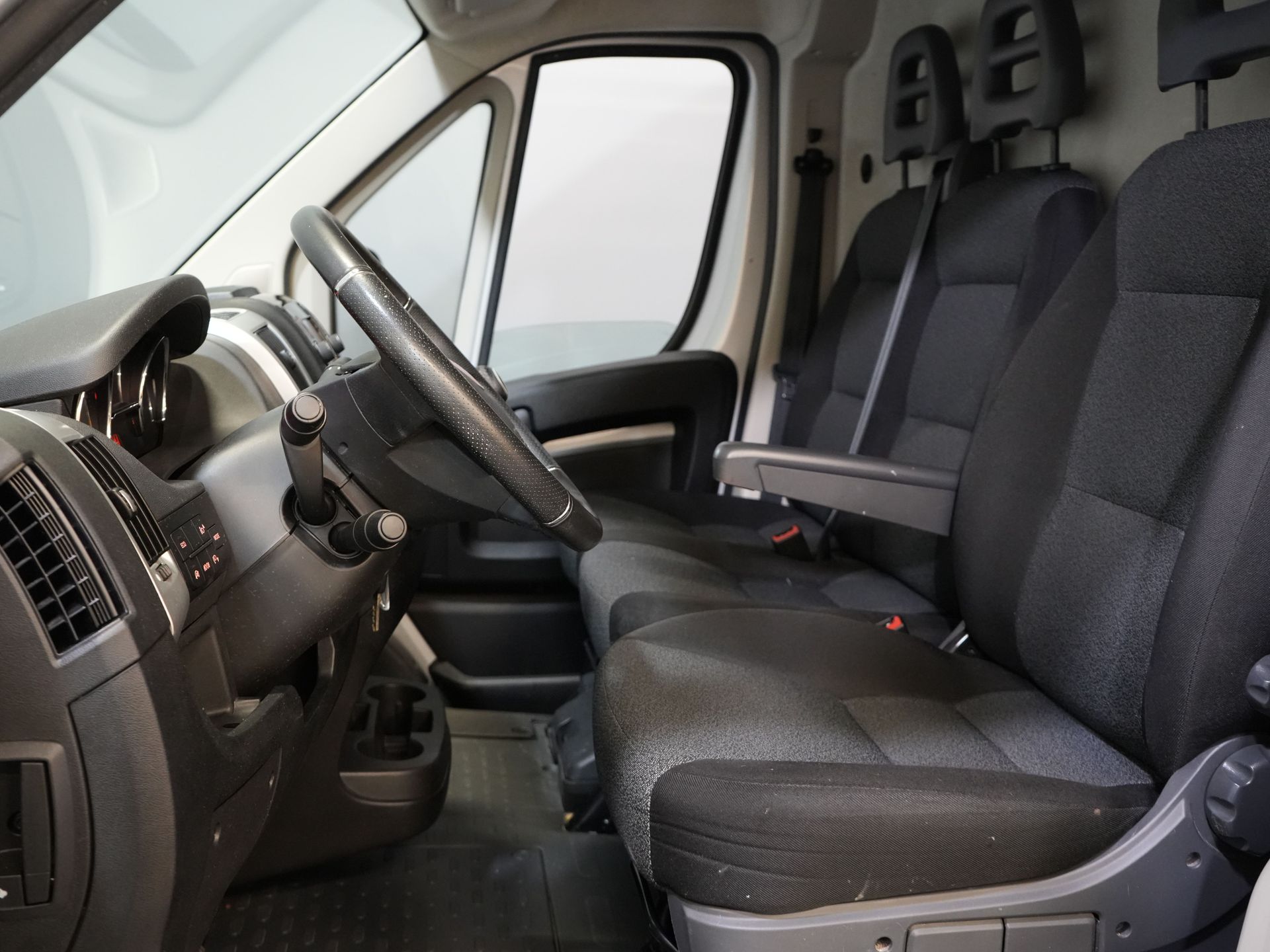 Fiat Ducato Bestelbus 2.3 MJ 120 pk L2H2 BPM VRIJ! Glasresteel/ Glastransporter/ Glaswagen/ Navi/ Climate/ Camera/ 2.5t Trekverm/ Imperiaal