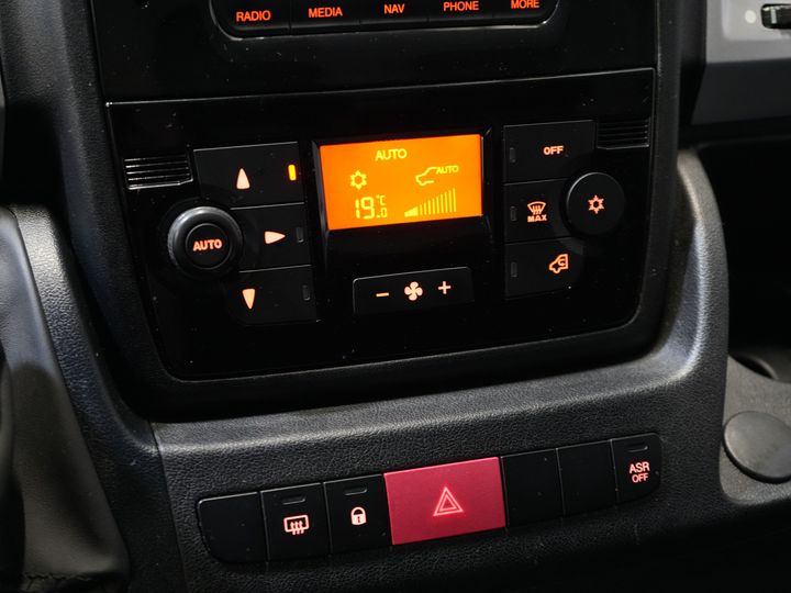 Fiat Ducato Bestelbus 2.3 MJ 120 pk L2H2 BPM VRIJ! Glasresteel/ Glastransporter/ Glaswagen/ Navi/ Climate/ Camera/ 2.5t Trekverm/ Imperiaal