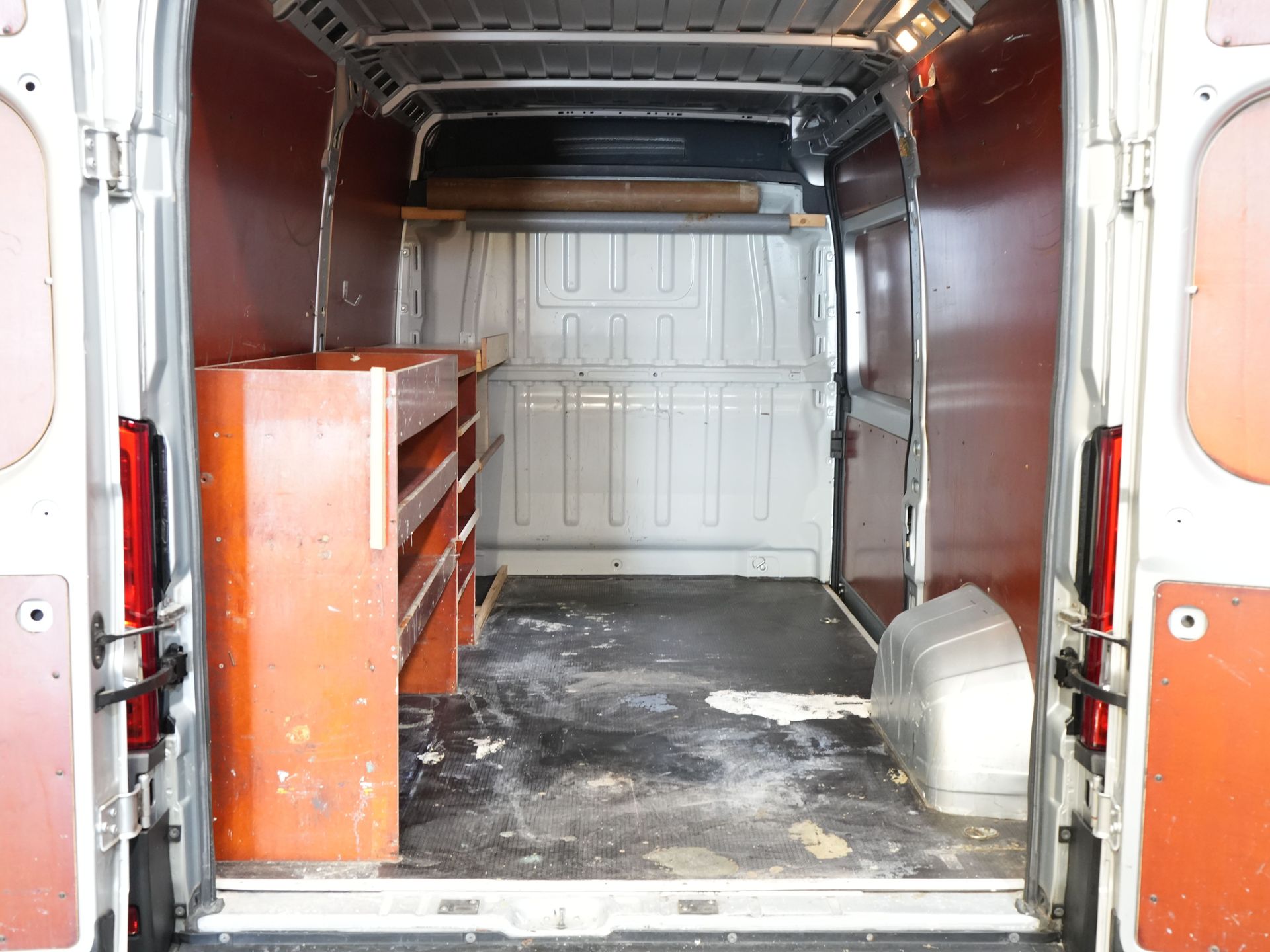 Fiat Ducato Bestelbus 2.3 MJ 120 pk L2H2 BPM VRIJ! Glasresteel/ Glastransporter/ Glaswagen/ Navi/ Climate/ Camera/ 2.5t Trekverm/ Imperiaal