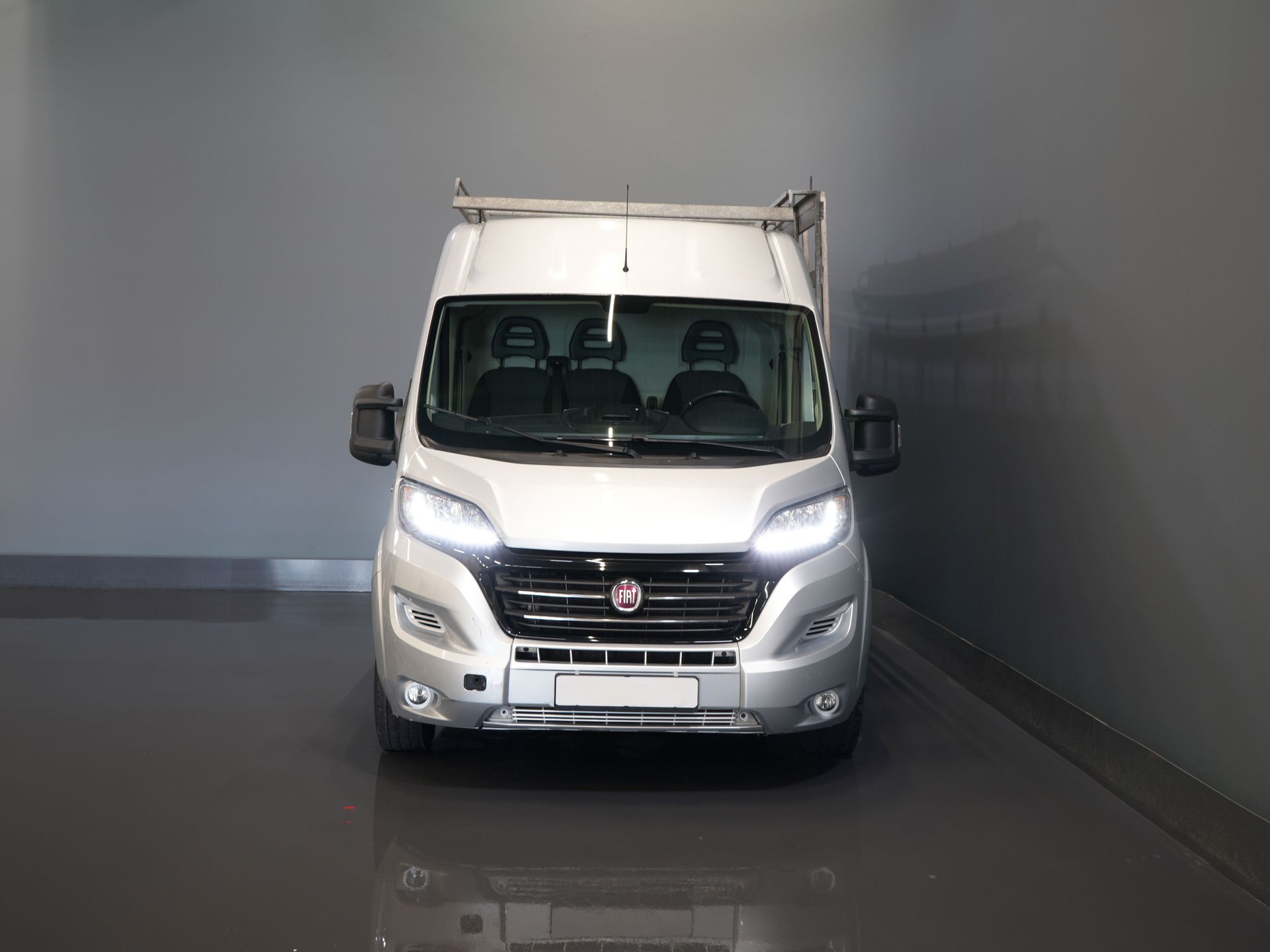 Fiat Ducato Bestelbus 2.3 MJ 120 pk L2H2 BPM VRIJ! Glasresteel/ Glastransporter/ Glaswagen/ Navi/ Climate/ Camera/ 2.5t Trekverm/ Imperiaal