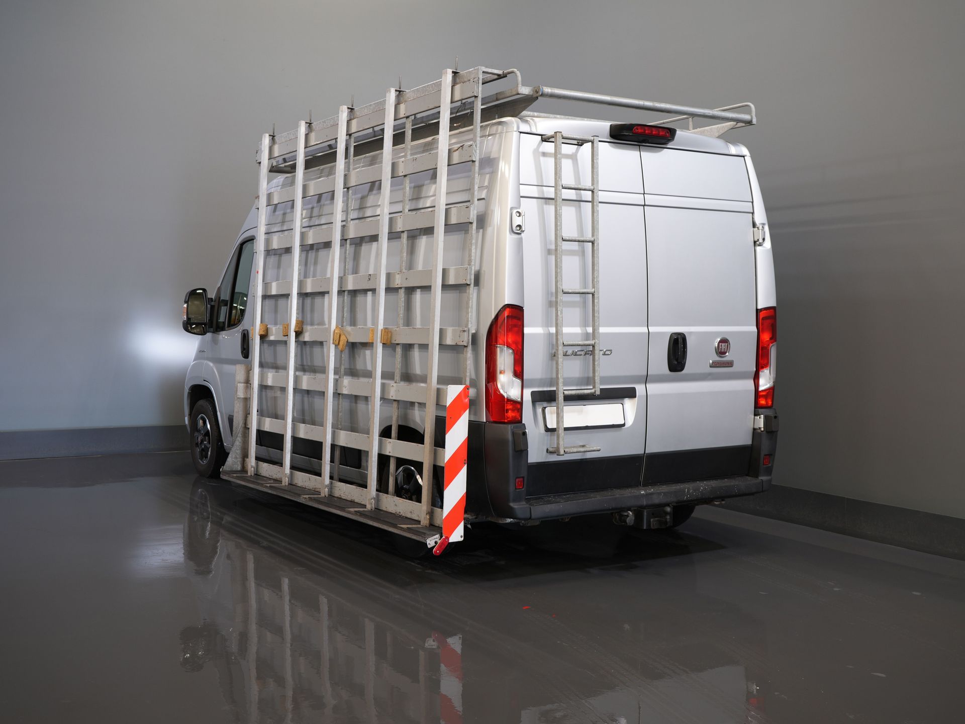 Fiat Ducato Bestelbus 2.3 MJ 120 pk L2H2 BPM VRIJ! Glasresteel/ Glastransporter/ Glaswagen/ Navi/ Climate/ Camera/ 2.5t Trekverm/ Imperiaal