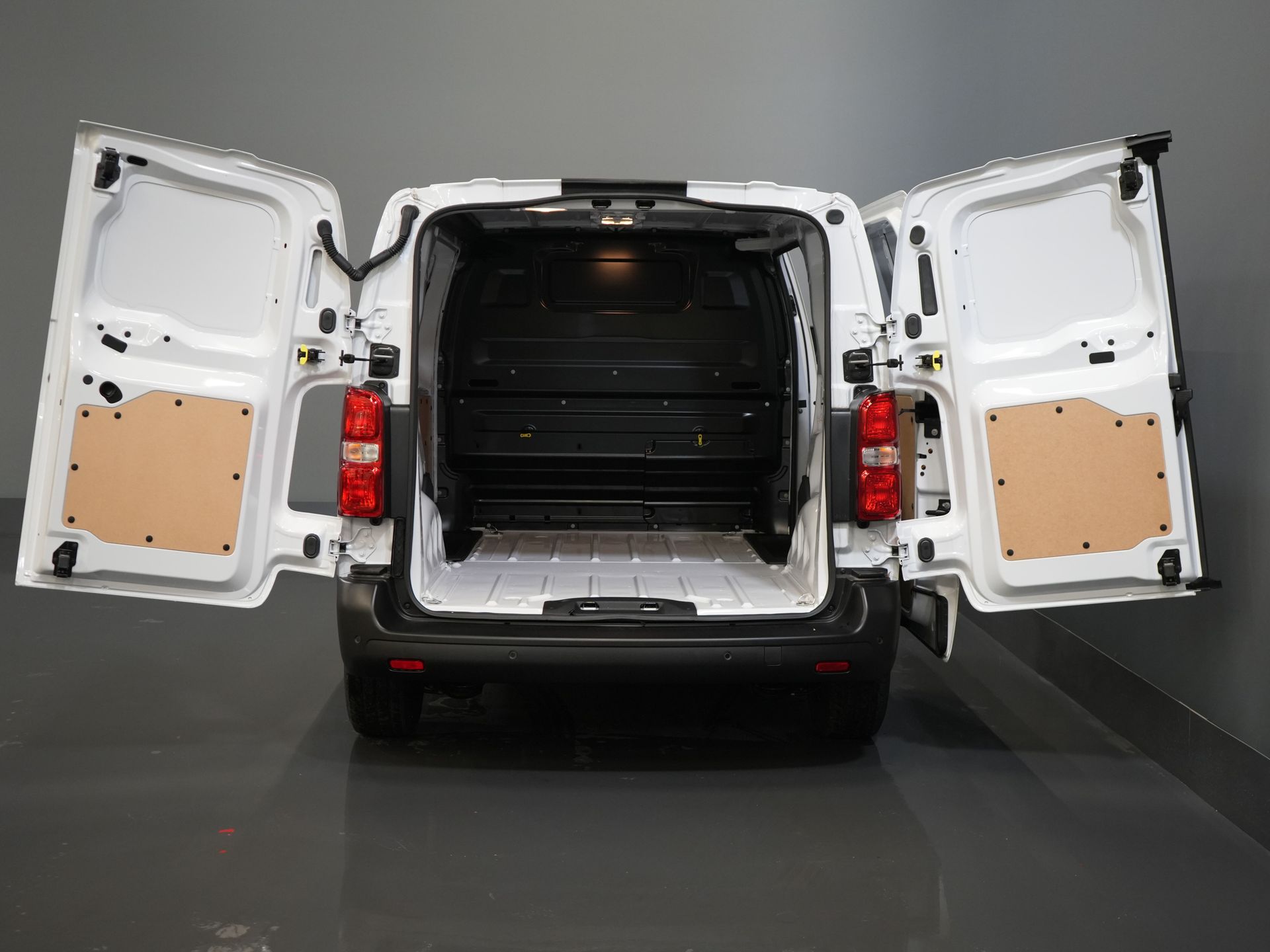 Citroën Jumpy Van 2.0 HDI 145 к.с. L2 BPM БЕЗКОШТОВНО! Віртуальний кокпіт / Навігація / Carplay / Камера / PDC / Круїз / Airco