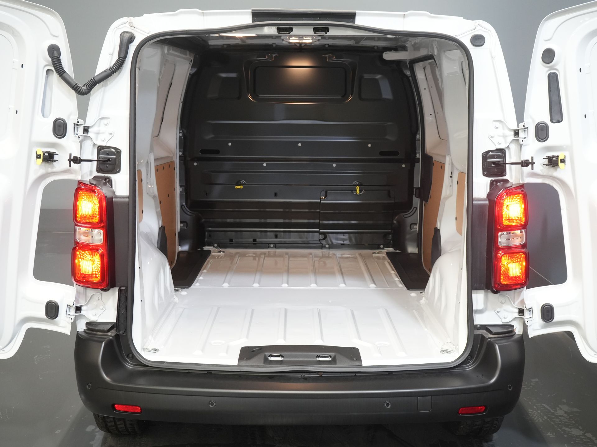 Citroën Jumpy Van 2.0 HDI 145 к.с. L2 BPM БЕЗКОШТОВНО! Віртуальний кокпіт / Навігація / Carplay / Камера / PDC / Круїз / Airco