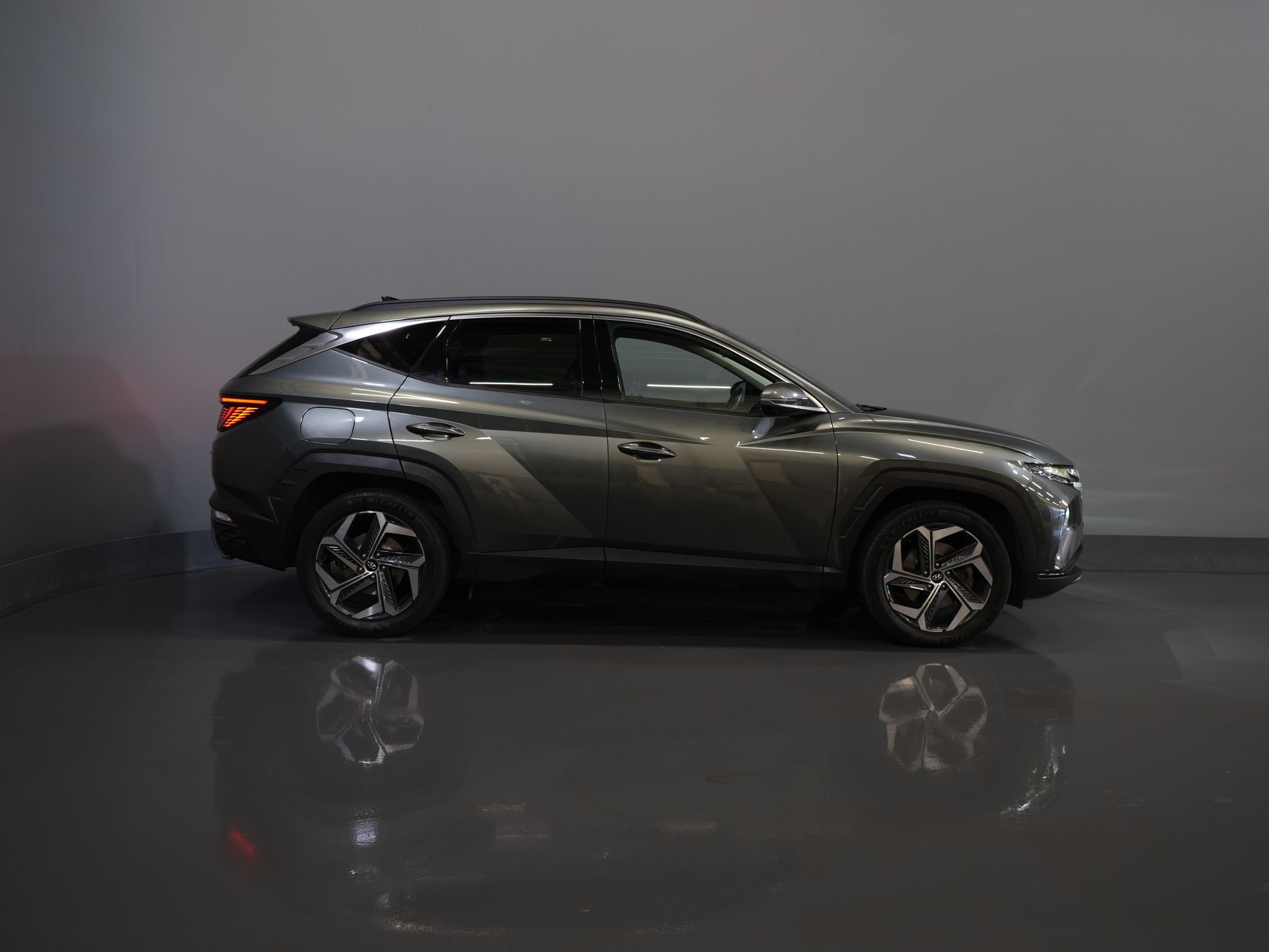 Hyundai Tucson SUV 1.6 T-GDI PHEV Premium 4WD/ Krell/ Cuero/ Control de crucero adaptativo/ Tapón eléctrico/ Memoria/ Asientos calefactables/ Asientos reclinables/ Volante calefactable.