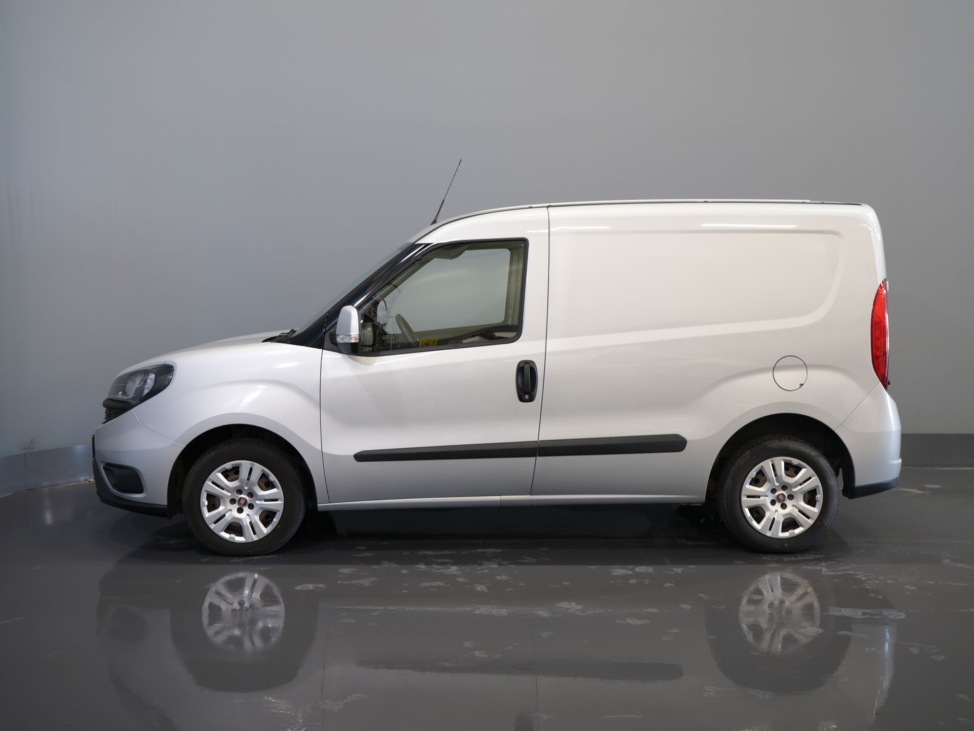 Fiat Dobló Cargo Bestelbus 1.3 MJ 95 pk BPM VRIJ! NL Auto/ Navi/ Airco/ Cruise/ PDC