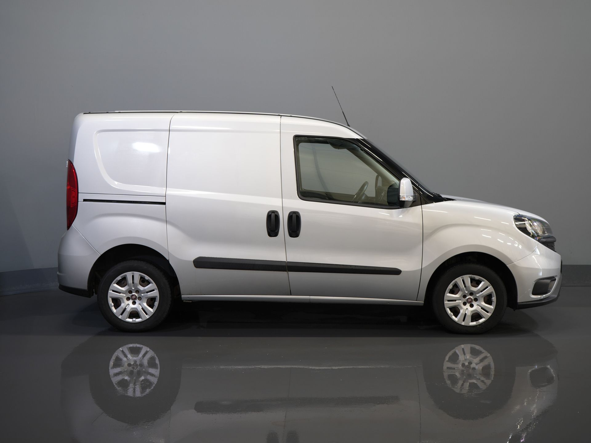 Fiat Dobló Cargo Bestelbus 1.3 MJ 95 pk BPM VRIJ! NL Auto/ Navi/ Airco/ Cruise/ PDC
