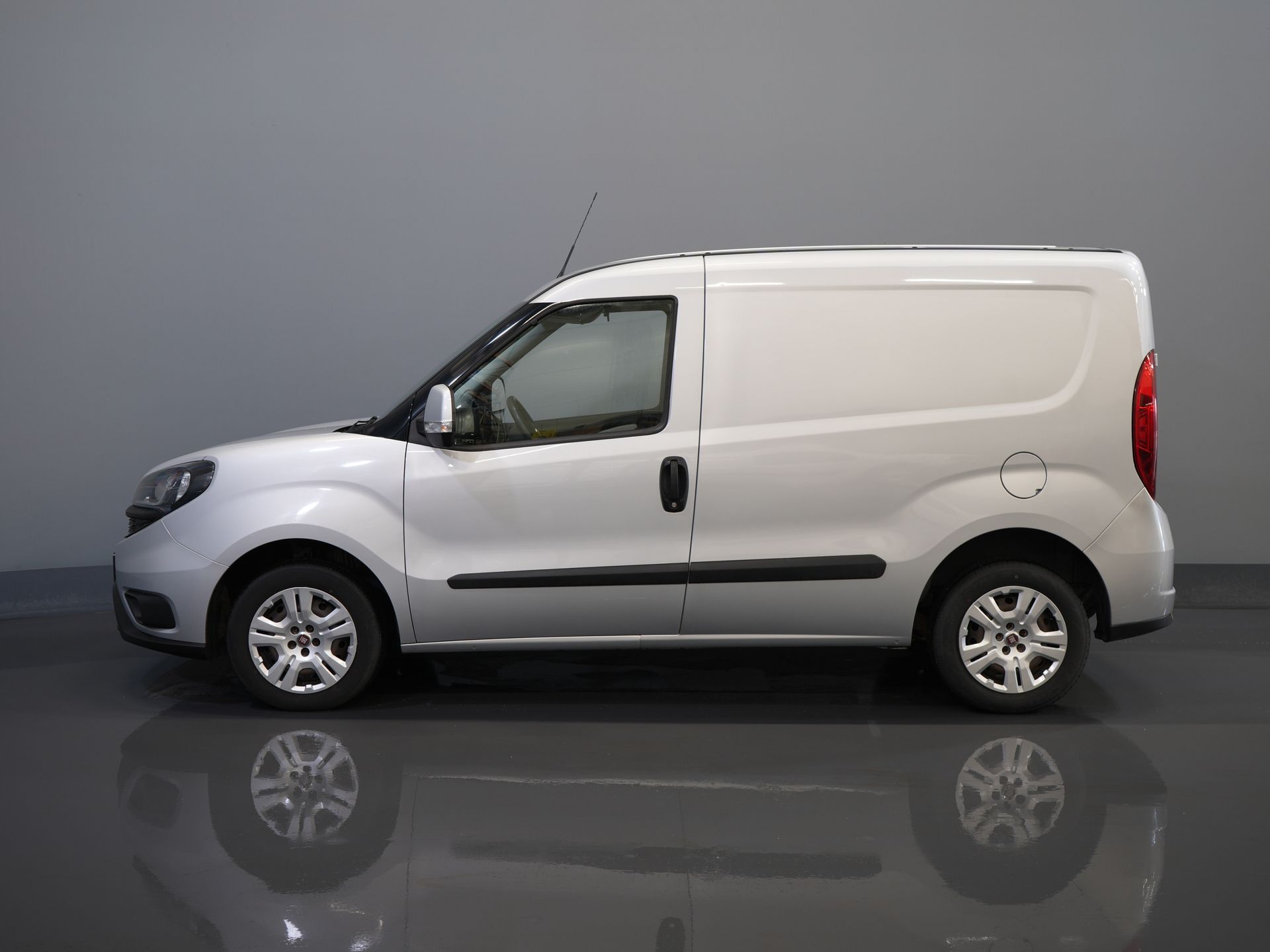 Fiat Dobló Cargo Bestelbus 1.3 MJ 95 pk BPM VRIJ! NL Auto/ Navi/ Airco/ Cruise/ PDC