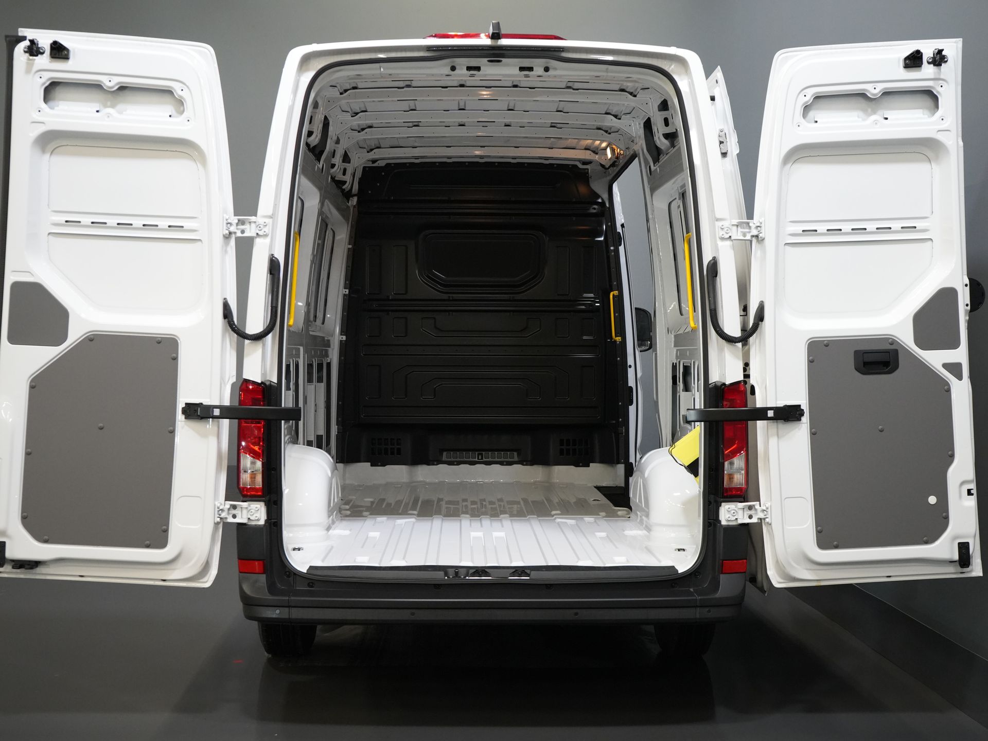 Volkswagen Crafter Van 35 2.0 TDI 140 к.с. DSG Aut. L3H3 BPM БЕЗКОШТОВНО! LED / Віртуальна кабіна / Камера / Круїз / Carplay / Gev.Stoel