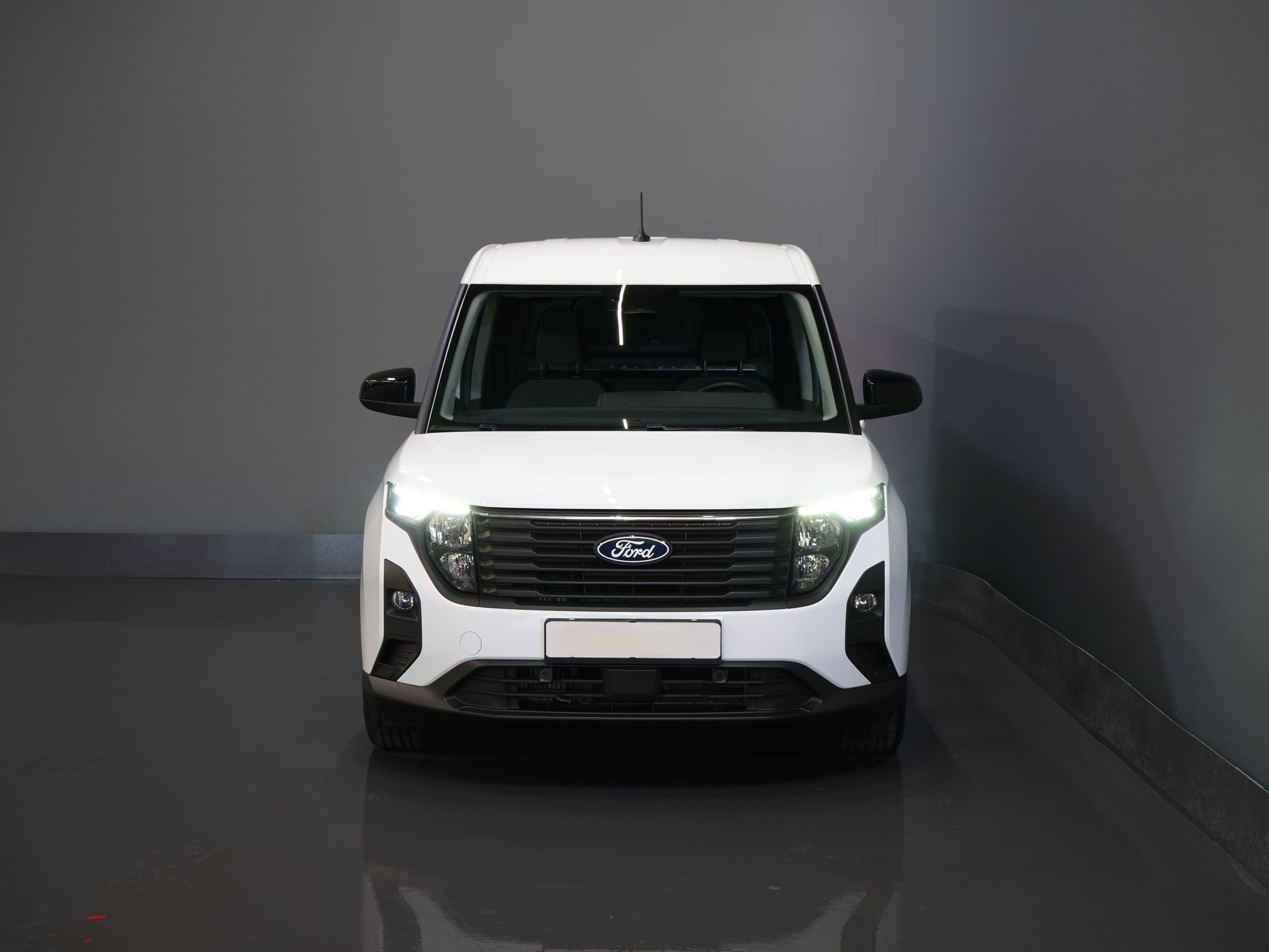 Ford Transit Courier Furgone 1.5 TDCi 100 CV Limited ESENTE BPM! Virtual Cockpit/ Sedili riscaldabili/ Volante riscaldabile/ Carplay/ Telecamera/ PDC/ LMV/ Climatizzatore/ Cruise control