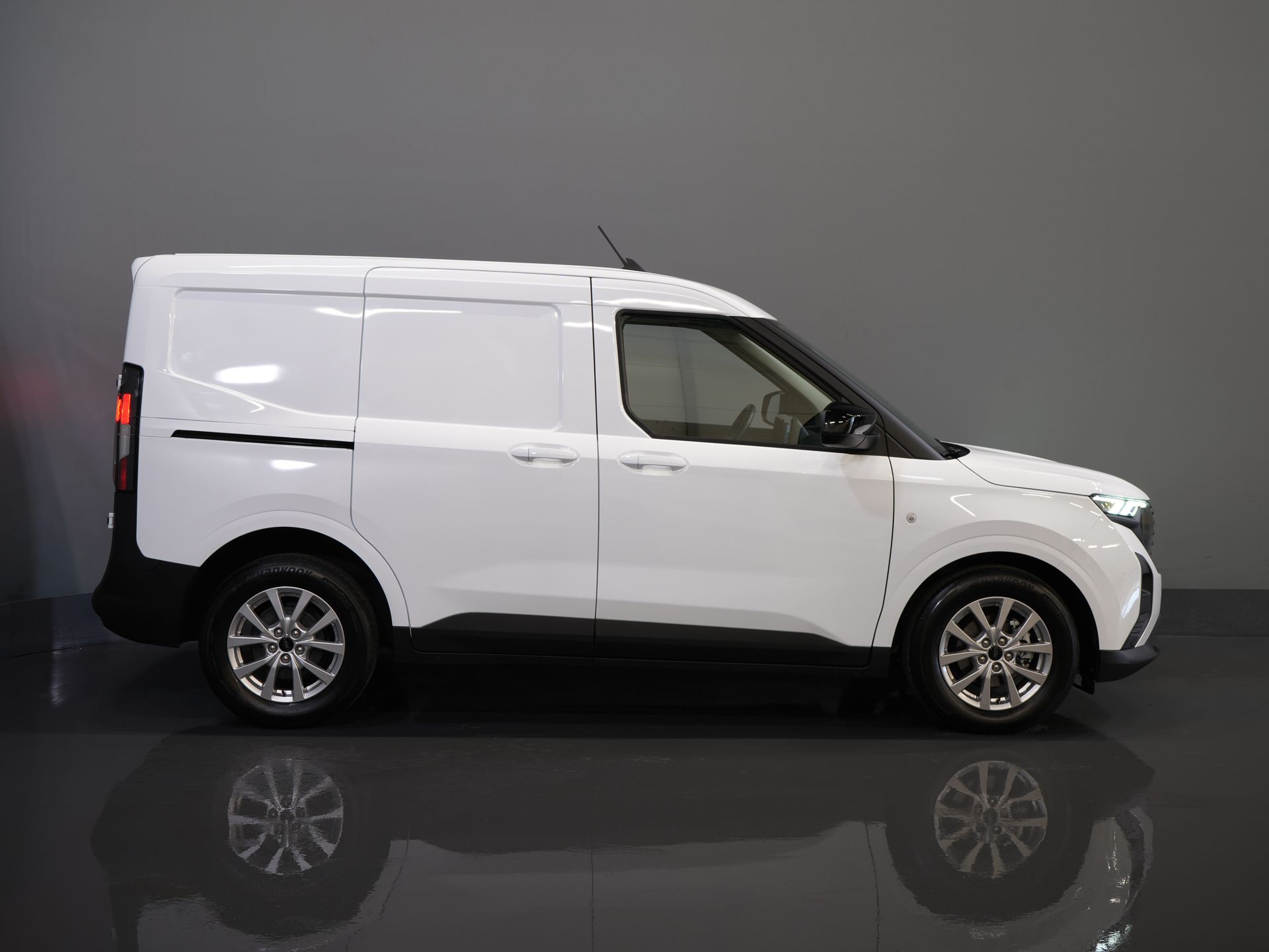 Ford Transit Courier Furgone 1.5 TDCi 100 CV Limited ESENTE BPM! Virtual Cockpit/ Sedili riscaldabili/ Volante riscaldabile/ Carplay/ Telecamera/ PDC/ LMV/ Climatizzatore/ Cruise control