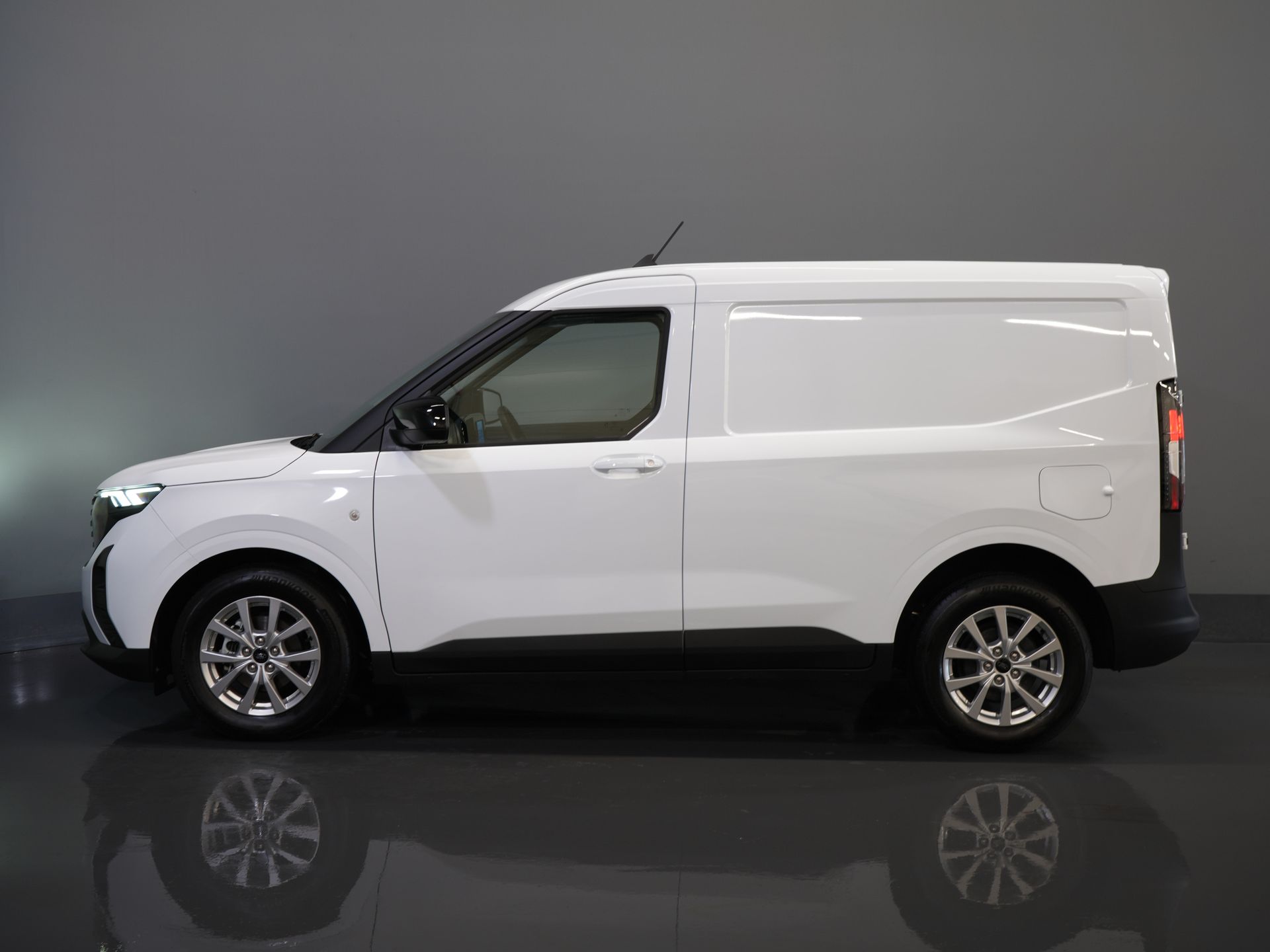 Ford Transit Courier Furgone 1.5 TDCi 100 CV Limited ESENTE BPM! Virtual Cockpit/ Sedili riscaldabili/ Volante riscaldabile/ Carplay/ Telecamera/ PDC/ LMV/ Climatizzatore/ Cruise control