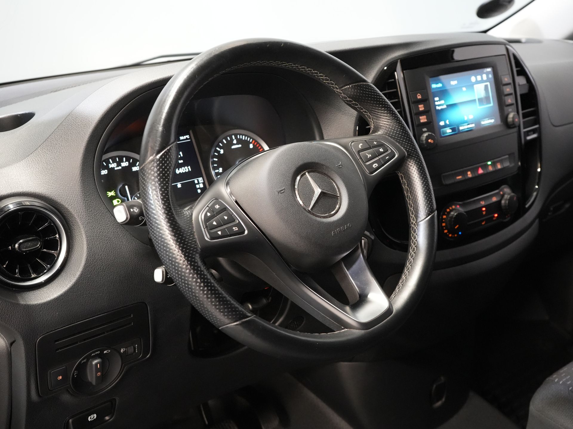 Mercedes-Benz Vito Van 114 CDI L2 Aut. BPM FREE Adapt.Cruise/ Chauffage au sol/ Chauffage des sièges/ Navi/ Carplay/ Caméra/ Crochet de remorquage/ Climatisation