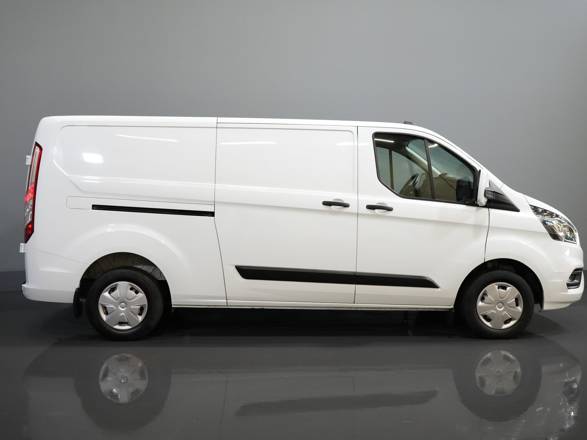Ford Transit Custom Bestelbus 2.0 TDCI 130 pk L2 (DEMO) 2.8t Trekverm./ Voorruit verw./ Cruise/ PDC V+A/ DAB