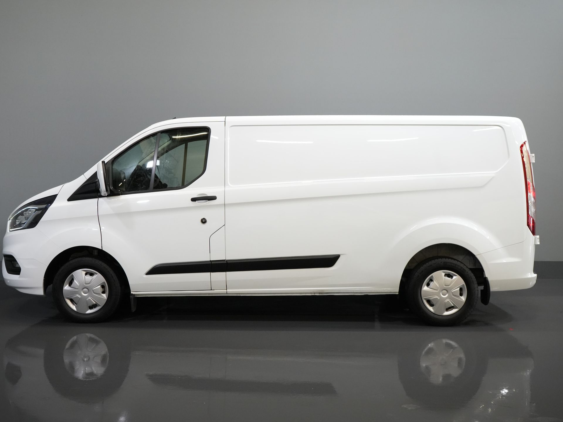 Ford Transit Custom Bestelbus 2.0 TDCI 130 pk L2 (DEMO) 2.8t Trekverm./ Voorruit verw./ Cruise/ PDC V+A/ DAB