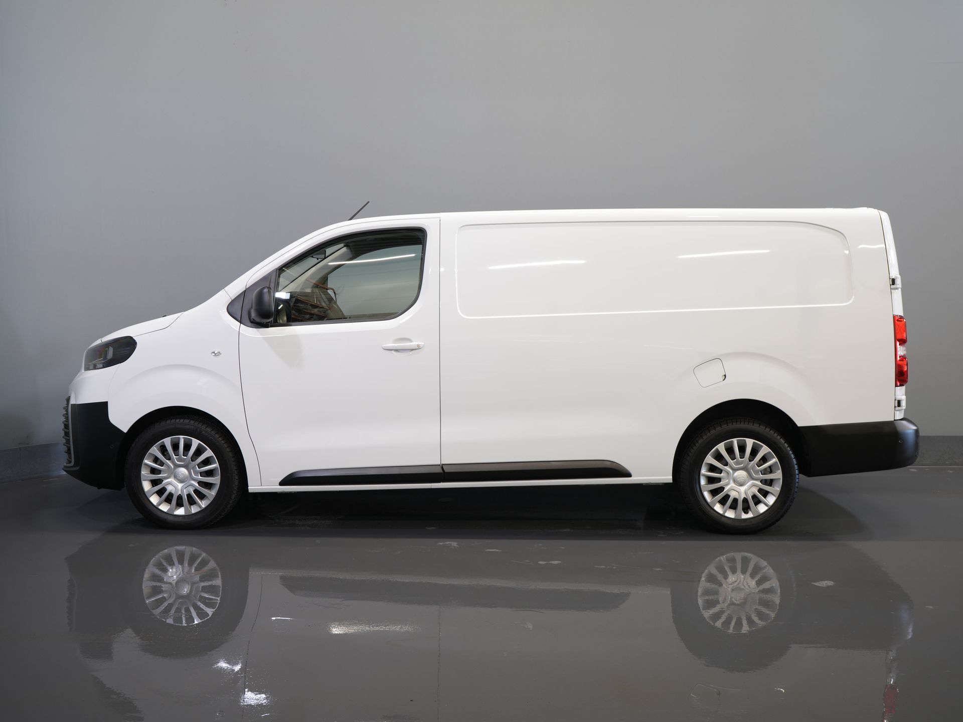 Toyota ProAce Worker Van 2.0 145 cv L3 Carplay/ 2.5t Trainoverm./Sediliverw./Sterzoverw./Chiavi/ Navi/ Clima/ Telecamera/ Cruise/ PDC