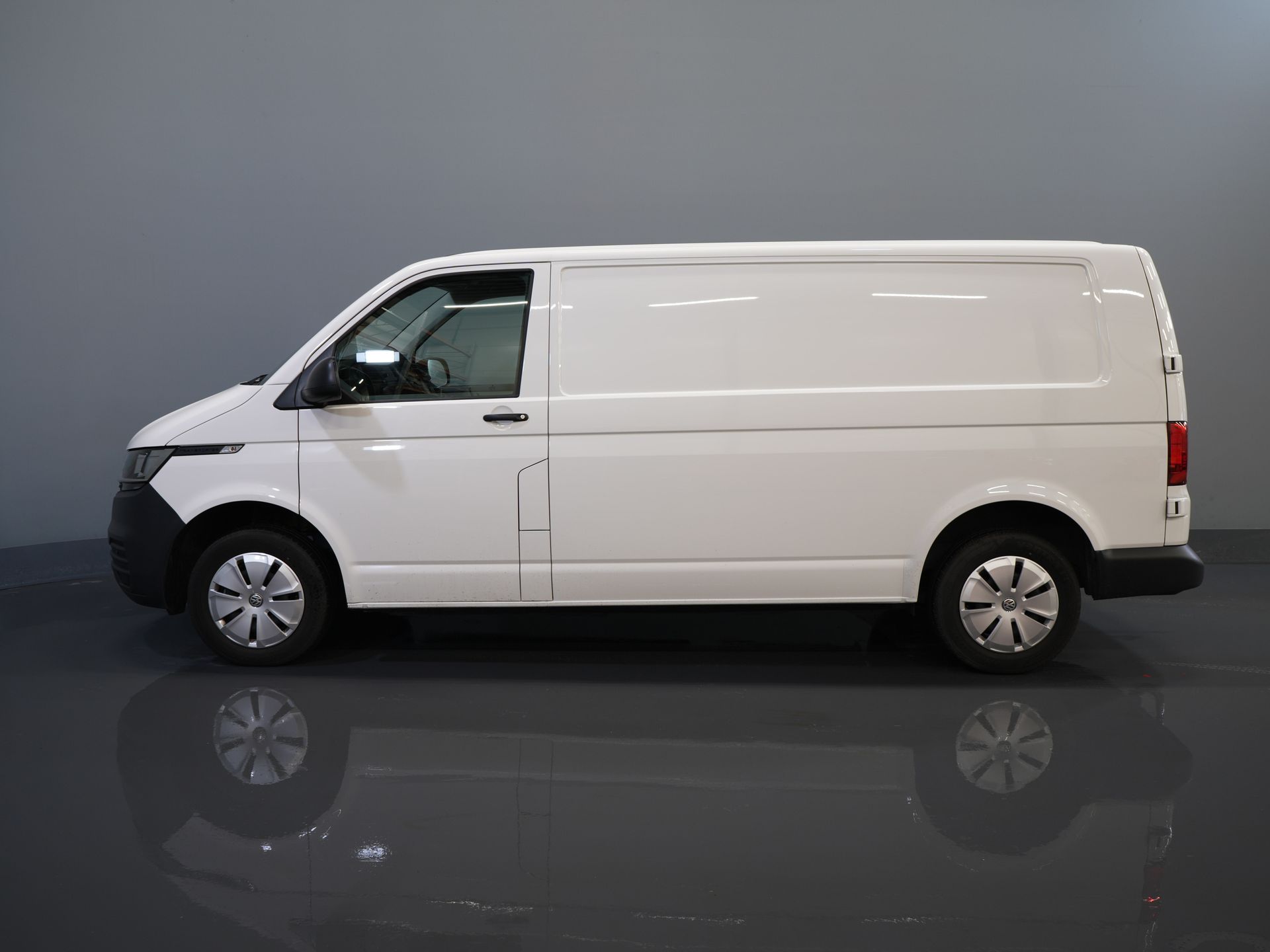 Volkswagen Transporter Furgon 2.0 TDI 150 KM DSG Aut. L2 BEZ PODATKU BPM! Adapt.Cruise/ Ogrzewanie postojowe/ Podgrzewane fotele/ Carplay/ Kamera/ PDC/ Hak holowniczy/ Klimatyzacja