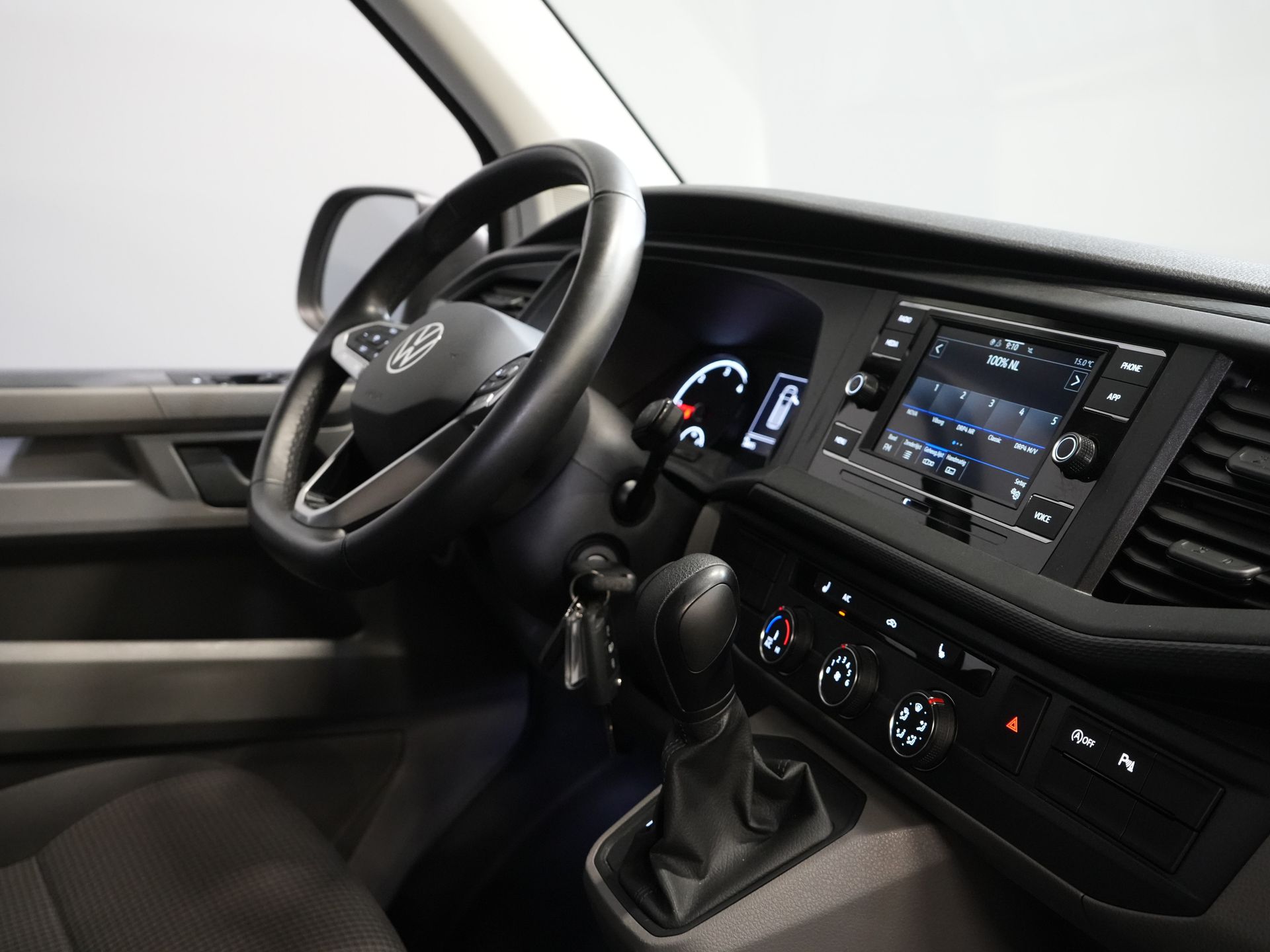 Volkswagen Transporter Furgon 2.0 TDI 150 KM DSG Aut. L2 BEZ PODATKU BPM! Adapt.Cruise/ Ogrzewanie postojowe/ Podgrzewane fotele/ Carplay/ Kamera/ PDC/ Hak holowniczy/ Klimatyzacja