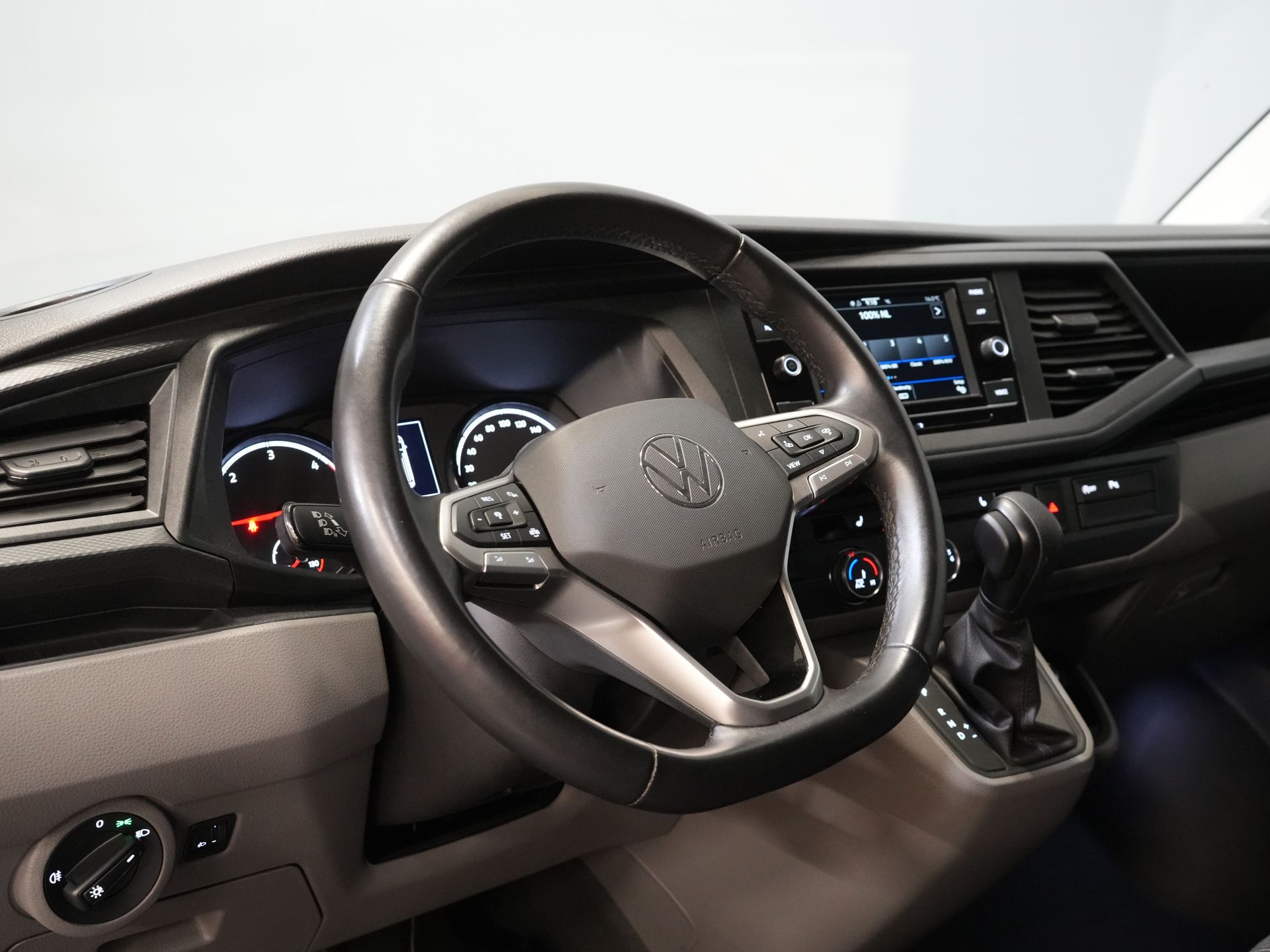 Volkswagen Transporter Furgon 2.0 TDI 150 KM DSG Aut. L2 BEZ PODATKU BPM! Adapt.Cruise/ Ogrzewanie postojowe/ Podgrzewane fotele/ Carplay/ Kamera/ PDC/ Hak holowniczy/ Klimatyzacja