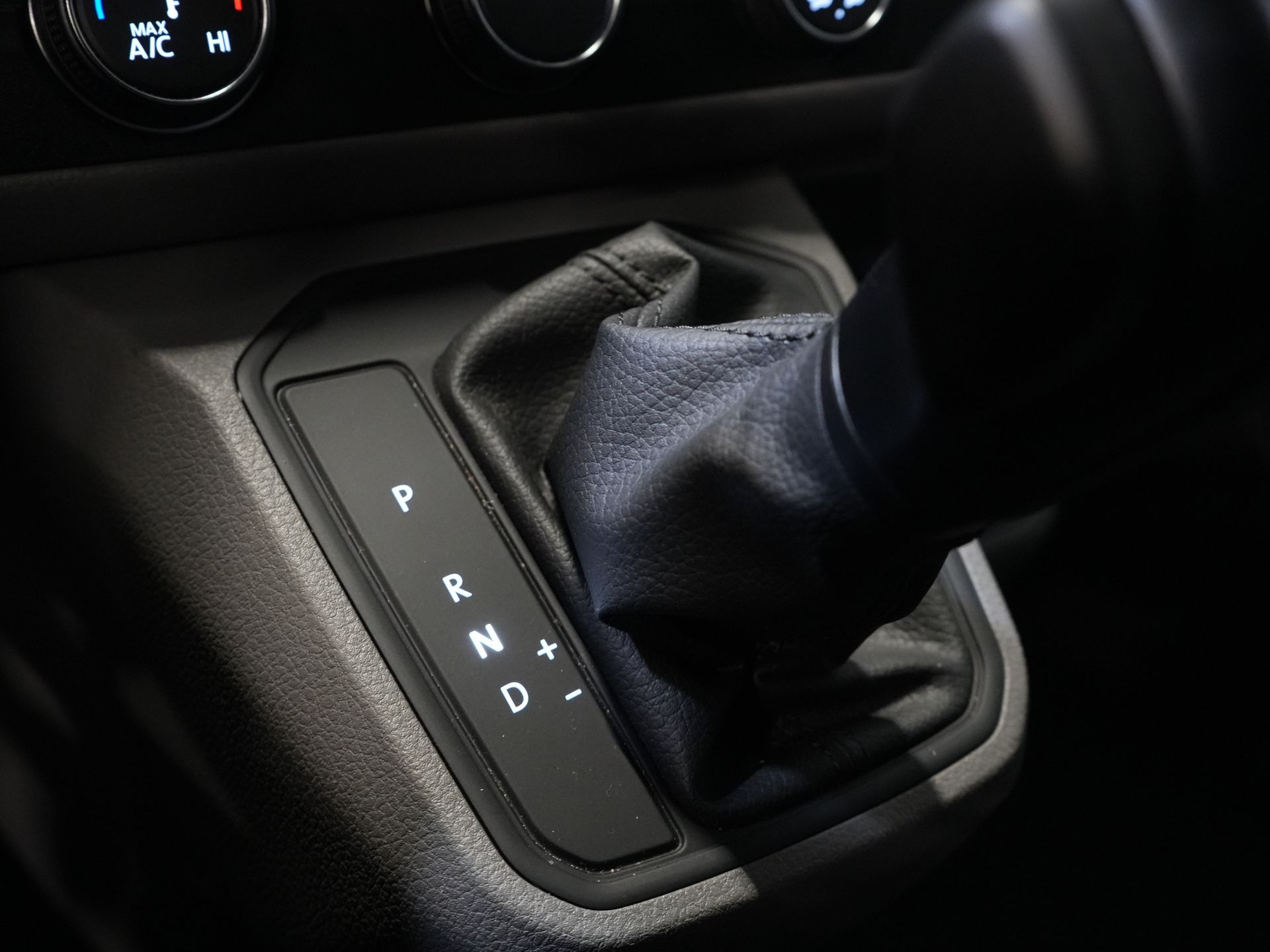 Volkswagen Transporter Furgon 2.0 TDI 150 KM DSG Aut. L2 BEZ PODATKU BPM! Adapt.Cruise/ Ogrzewanie postojowe/ Podgrzewane fotele/ Carplay/ Kamera/ PDC/ Hak holowniczy/ Klimatyzacja