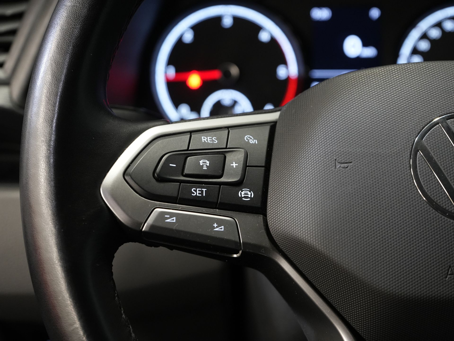 Volkswagen Transporter Furgon 2.0 TDI 150 KM DSG Aut. L2 BEZ PODATKU BPM! Adapt.Cruise/ Ogrzewanie postojowe/ Podgrzewane fotele/ Carplay/ Kamera/ PDC/ Hak holowniczy/ Klimatyzacja