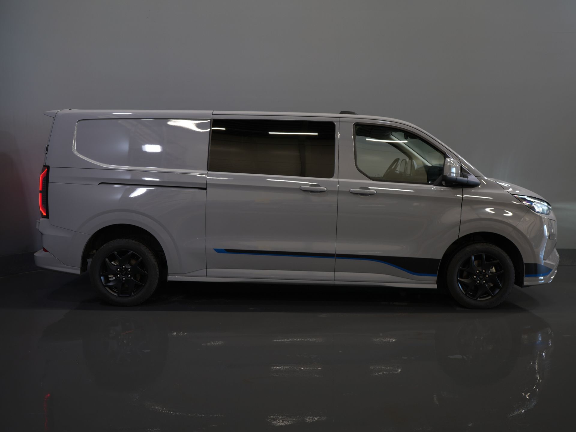 Ford Transit Custom Van 320 2.5 PHEV L2 Sport DC Double Cab 2xSchiebetür/ Adapt.Cruise/ Elek.Seat/ LED/ Carplay/ Standheizung/ Sitzheizung/ Lenkrad.