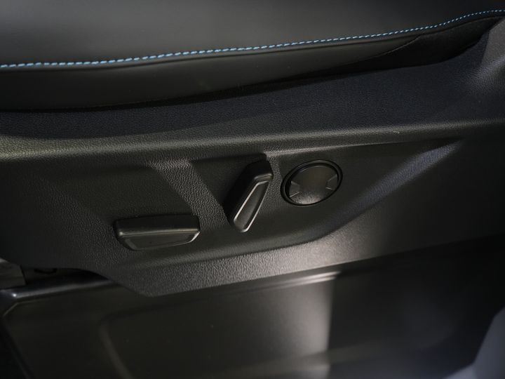 Ford Transit Custom Van 320 2.5 PHEV L2 Sport DC Double Cab 2xSchiebetür/ Adapt.Cruise/ Elek.Seat/ LED/ Carplay/ Standheizung/ Sitzheizung/ Lenkrad.