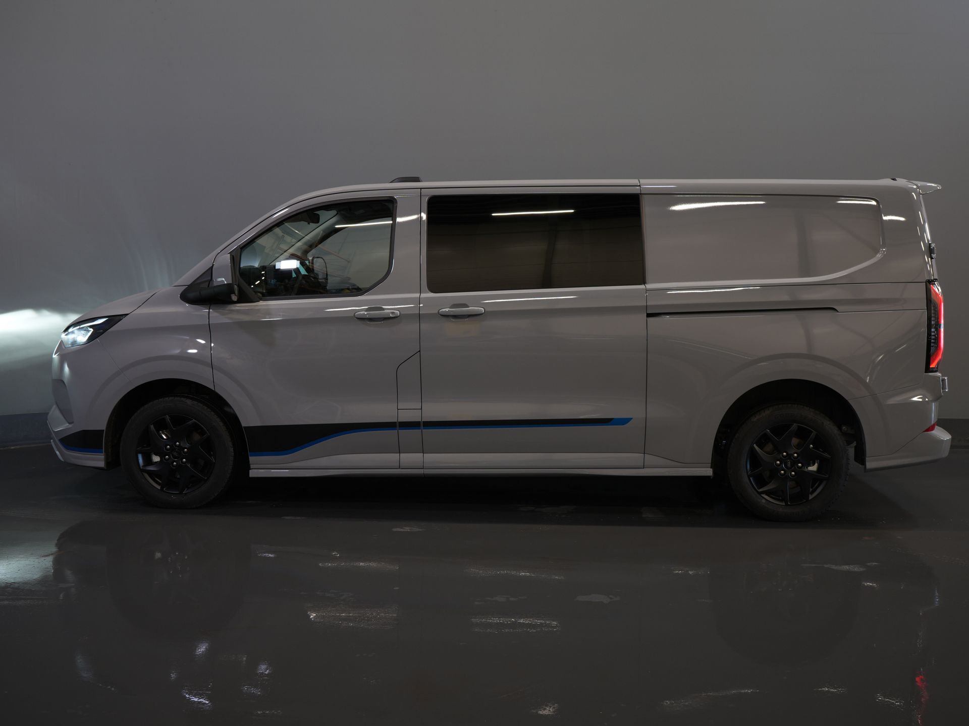 Ford Transit Custom Van 320 2.5 PHEV L2 Sport DC Double Cab 2xSchiebetür/ Adapt.Cruise/ Elek.Seat/ LED/ Carplay/ Standheizung/ Sitzheizung/ Lenkrad.