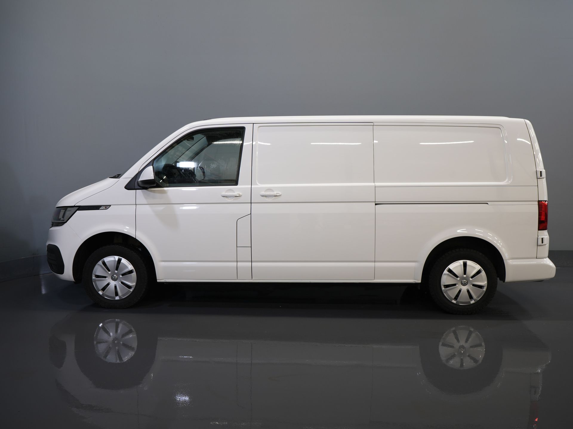 Volkswagen Transporter Delivery Van T6.1 2.0 TDI 150 hp DSG Automatic L2 2xSliding Door/ Carplay/ Camera/ Cruise Control/ PDC/ Air Conditioning