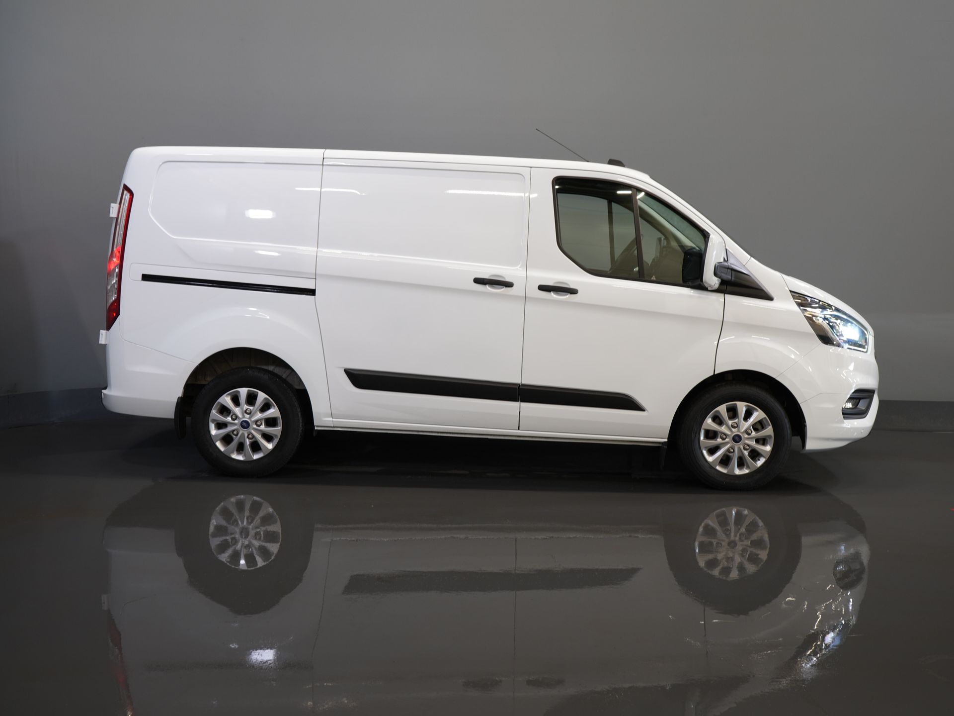 Ford Transit Custom Bestelbus 340 1.0 EcoBoost PHEV Aut. Trend BPM VRIJ! Bi-Xenon/ Carplay/ Stoelverw./ LMV/ Cruise/ Camera/ Airco