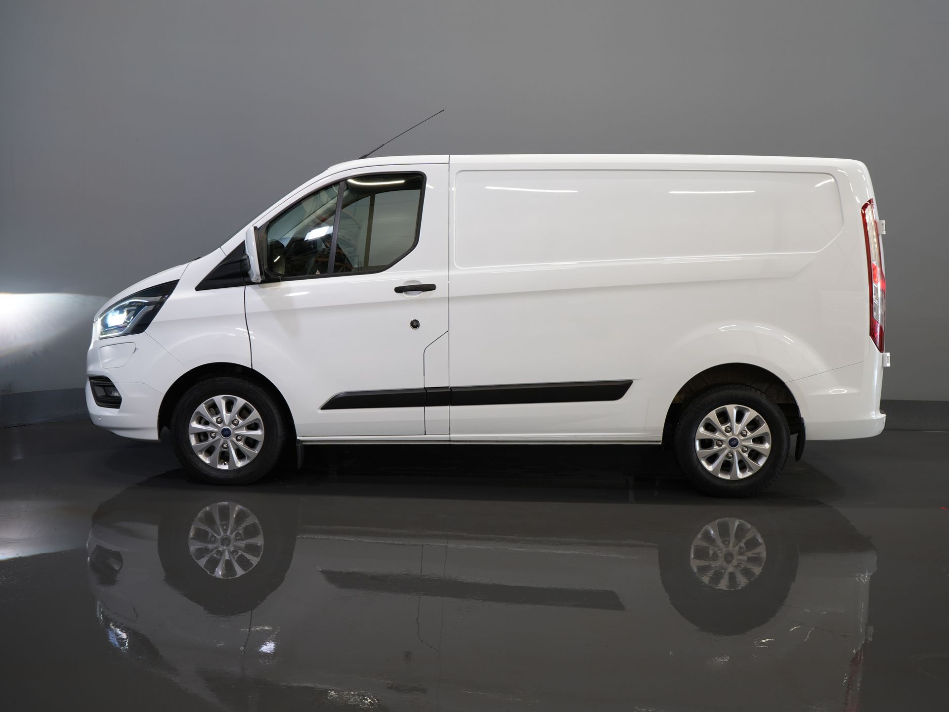 Ford Transit Custom Bestelbus 340 1.0 EcoBoost PHEV Aut. Trend BPM VRIJ! Bi-Xenon/ Carplay/ Stoelverw./ LMV/ Cruise/ Camera/ Airco