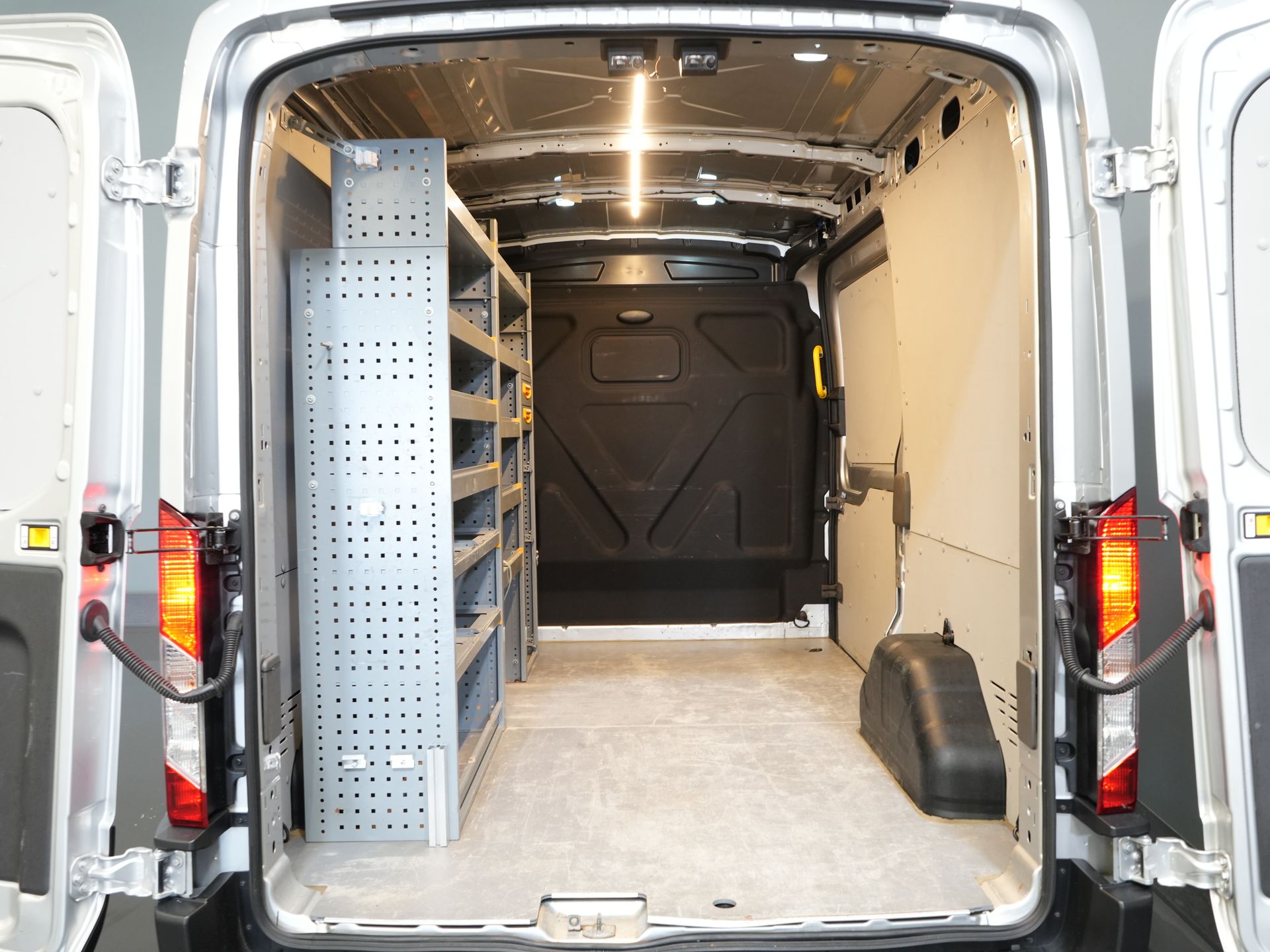 Ford Transit Furgonetă 350 2.0 TDCI 130 pk L2H2 Trend Echipare / Cruise / PDC / DAB / Aer condiționat