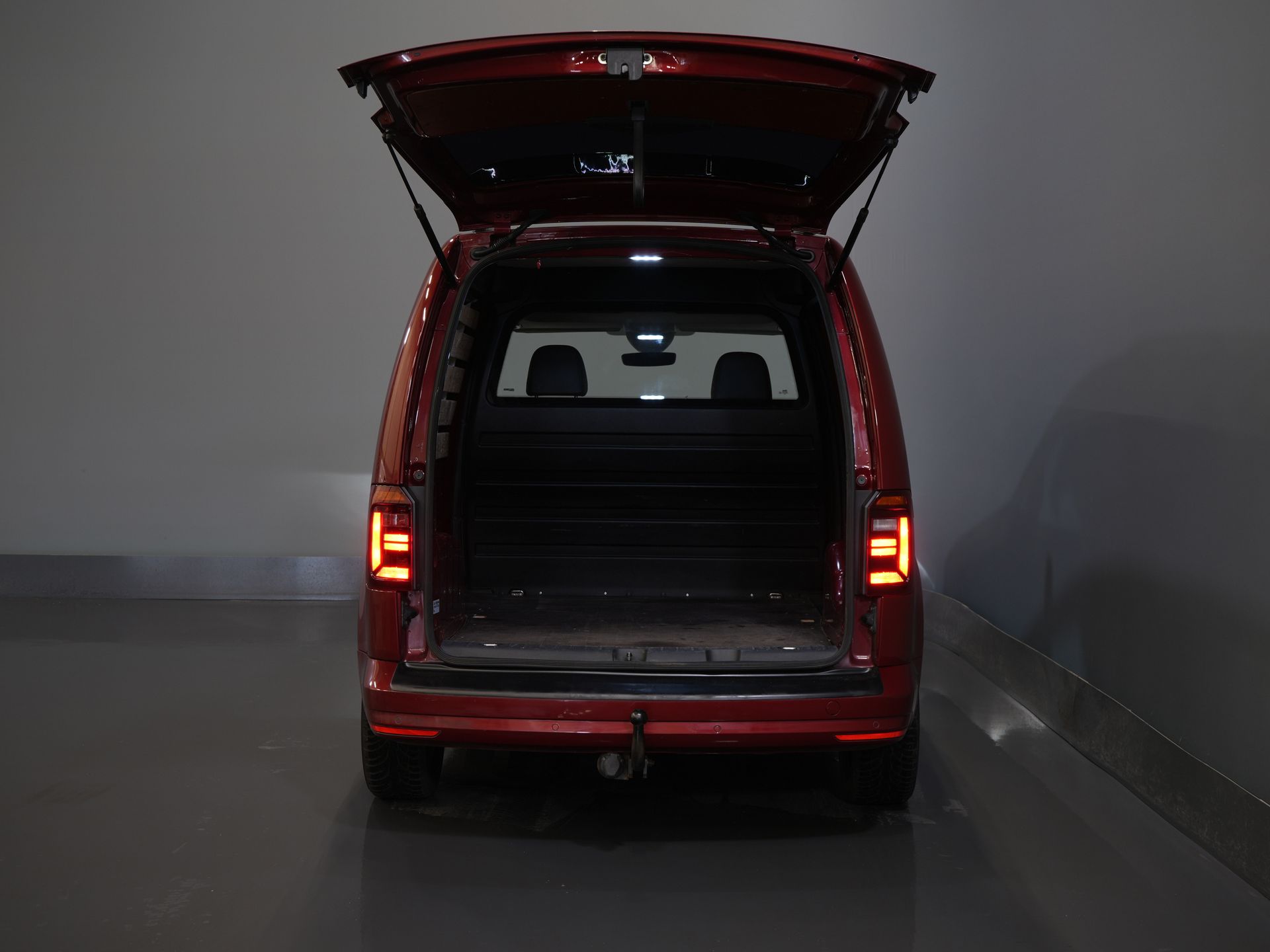 Volkswagen Caddy Фургон 2.0 TDI 100 к.с. C-Edition DSG Aut. Без ПДВ! Біксенон/ Адаптивний круїз-контроль/ Шкіра/ Клімат-контроль/ Carplay/ Підігрів сидінь/ Рейлінги на даху/ Бічні підніжки/ 