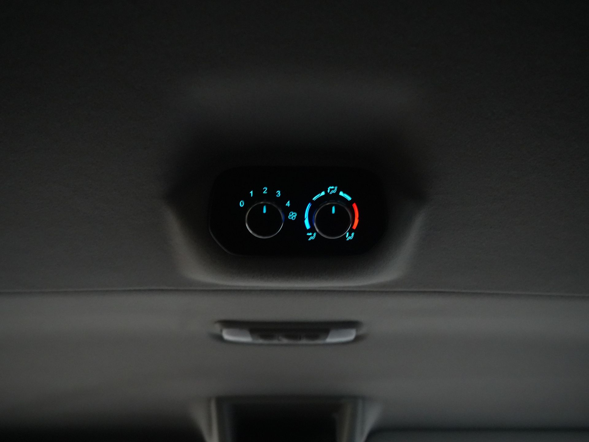 Ford Transit Custom Passenger Tourneo 2.0 TDCI € 33.207 inkl. MwSt./BPM Trend Combi/ Kombi/ 9 Personen/ 9 P/ Cruise/ PDC/ Airco