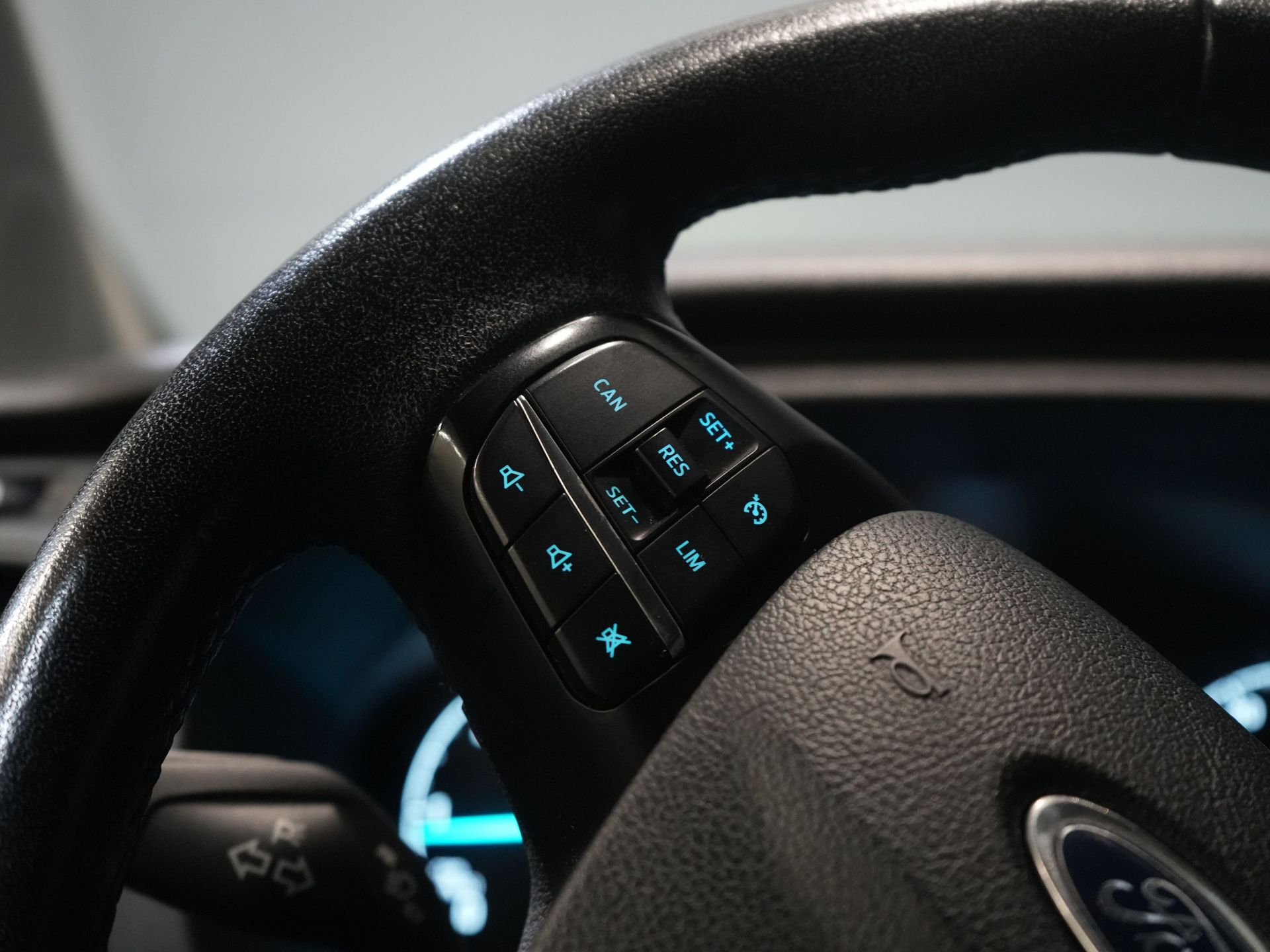 Ford Transit Custom Passenger Tourneo 2.0 TDCI € 33.207 inkl. MwSt./BPM Trend Combi/ Kombi/ 9 Personen/ 9 P/ Cruise/ PDC/ Airco