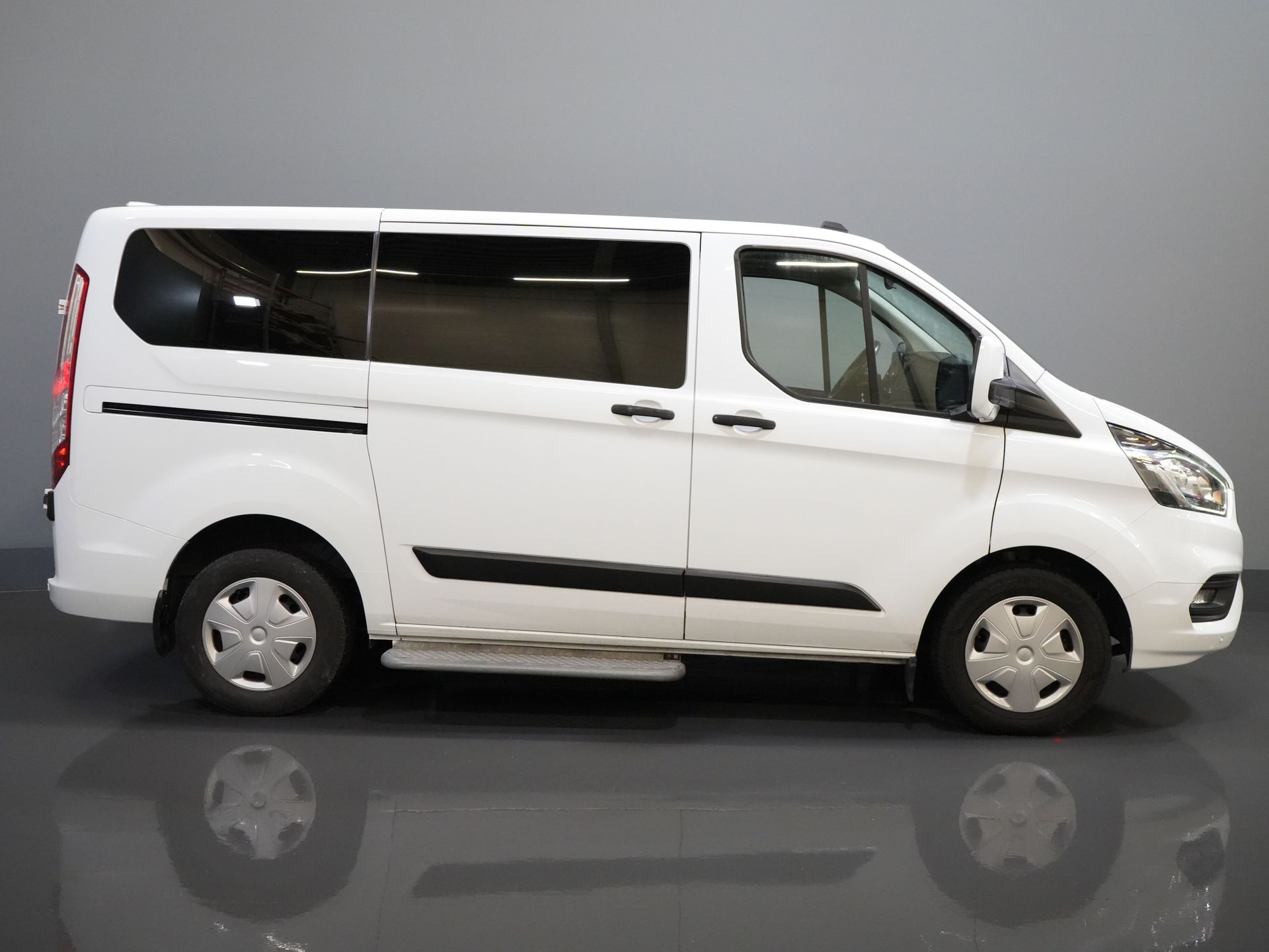 Ford Transit Custom Passenger Tourneo 2.0 TDCI € 33.207 inkl. MwSt./BPM Trend Combi/ Kombi/ 9 Personen/ 9 P/ Cruise/ PDC/ Airco