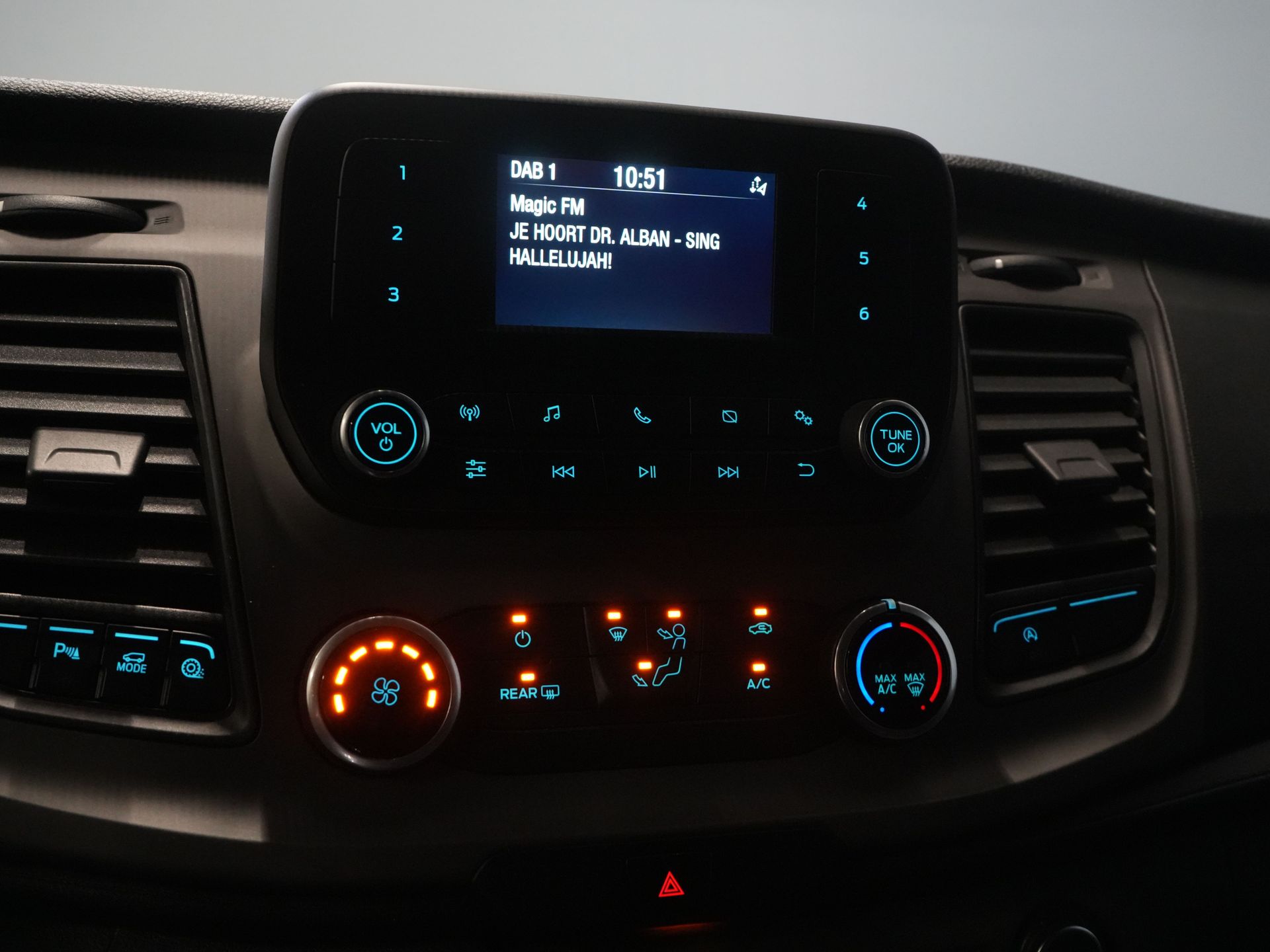 Ford Transit Custom Passenger Tourneo 2.0 TDCI € 33.207 inkl. MwSt./BPM Trend Combi/ Kombi/ 9 Personen/ 9 P/ Cruise/ PDC/ Airco
