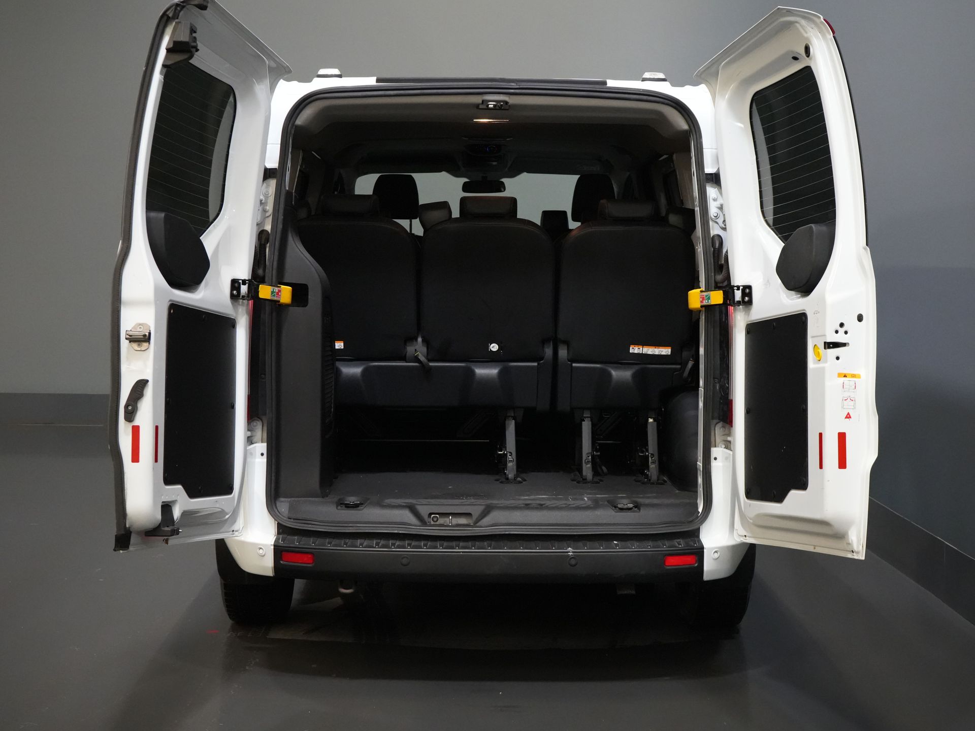 Ford Transit Custom Passenger Tourneo 2.0 TDCI € 33.207 inkl. MwSt./BPM Trend Combi/ Kombi/ 9 Personen/ 9 P/ Cruise/ PDC/ Airco