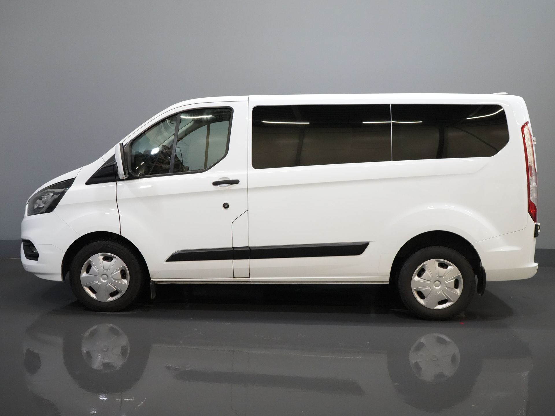 Ford Transit Custom Passenger Tourneo 2.0 TDCI € 33.207 inkl. MwSt./BPM Trend Combi/ Kombi/ 9 Personen/ 9 P/ Cruise/ PDC/ Airco