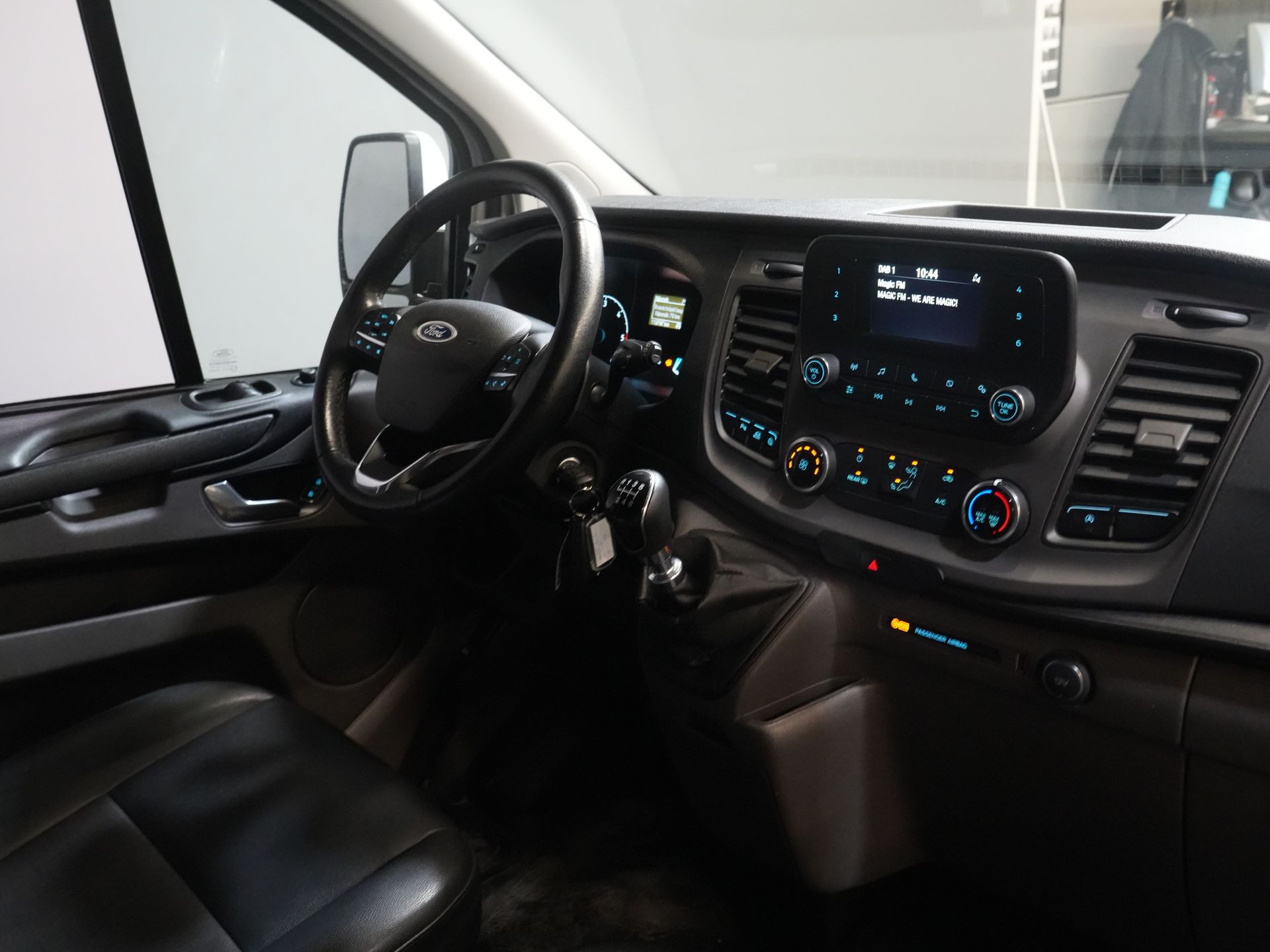 Ford Transit Custom Passenger Tourneo 2.0 TDCI € 33.207 inkl. MwSt./BPM Trend Combi/ Kombi/ 9 Personen/ 9 P/ Cruise/ PDC/ Airco