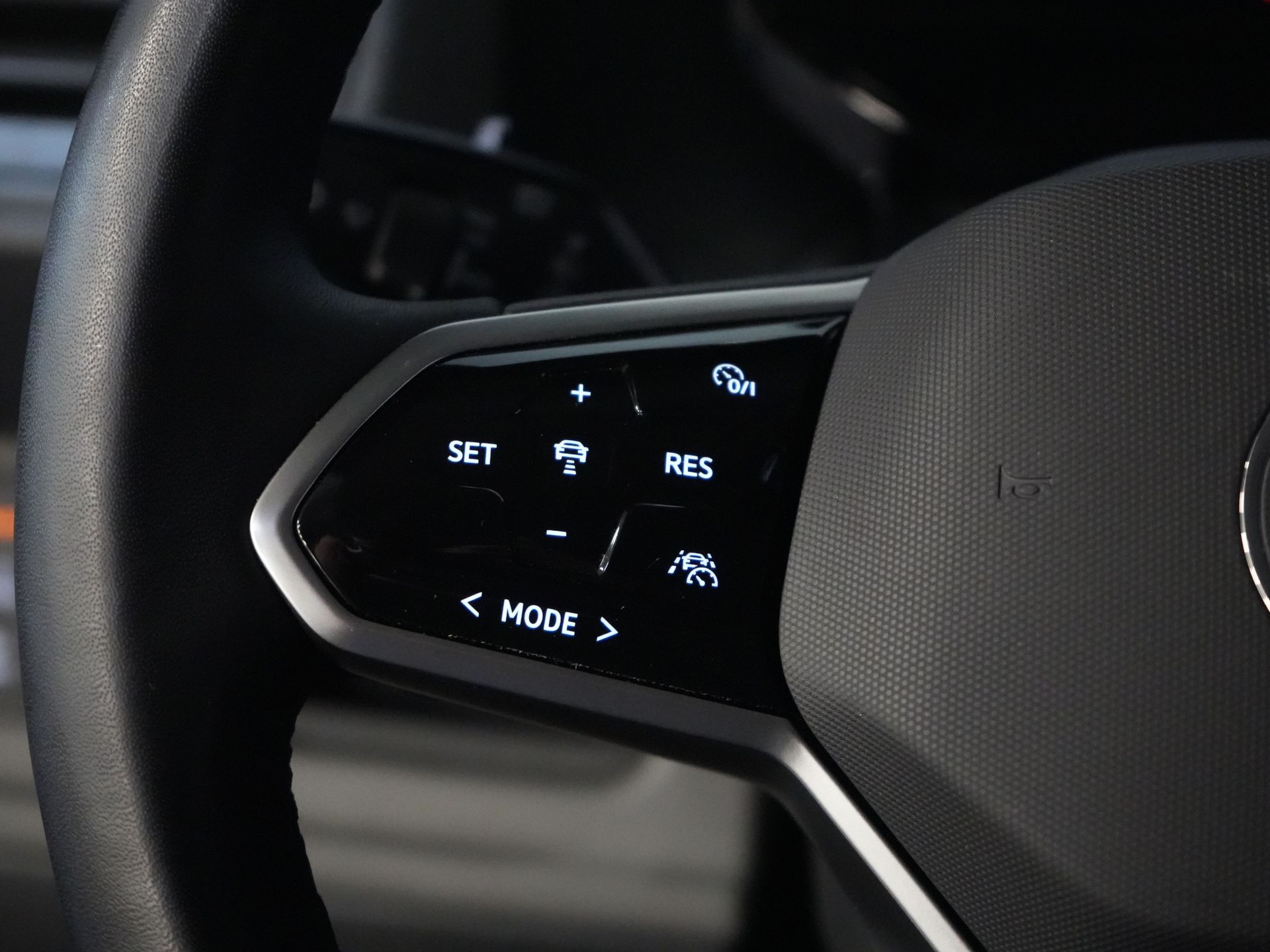 Volkswagen ID. Buzz Van Cargo 77 kWh 360km WLTP/ Adapt. Cruise/ Elek. Anhängevorrichtung/ Sitzverw./ Lenkverw./ Carplay/ Kamera/ PDC/ LMV