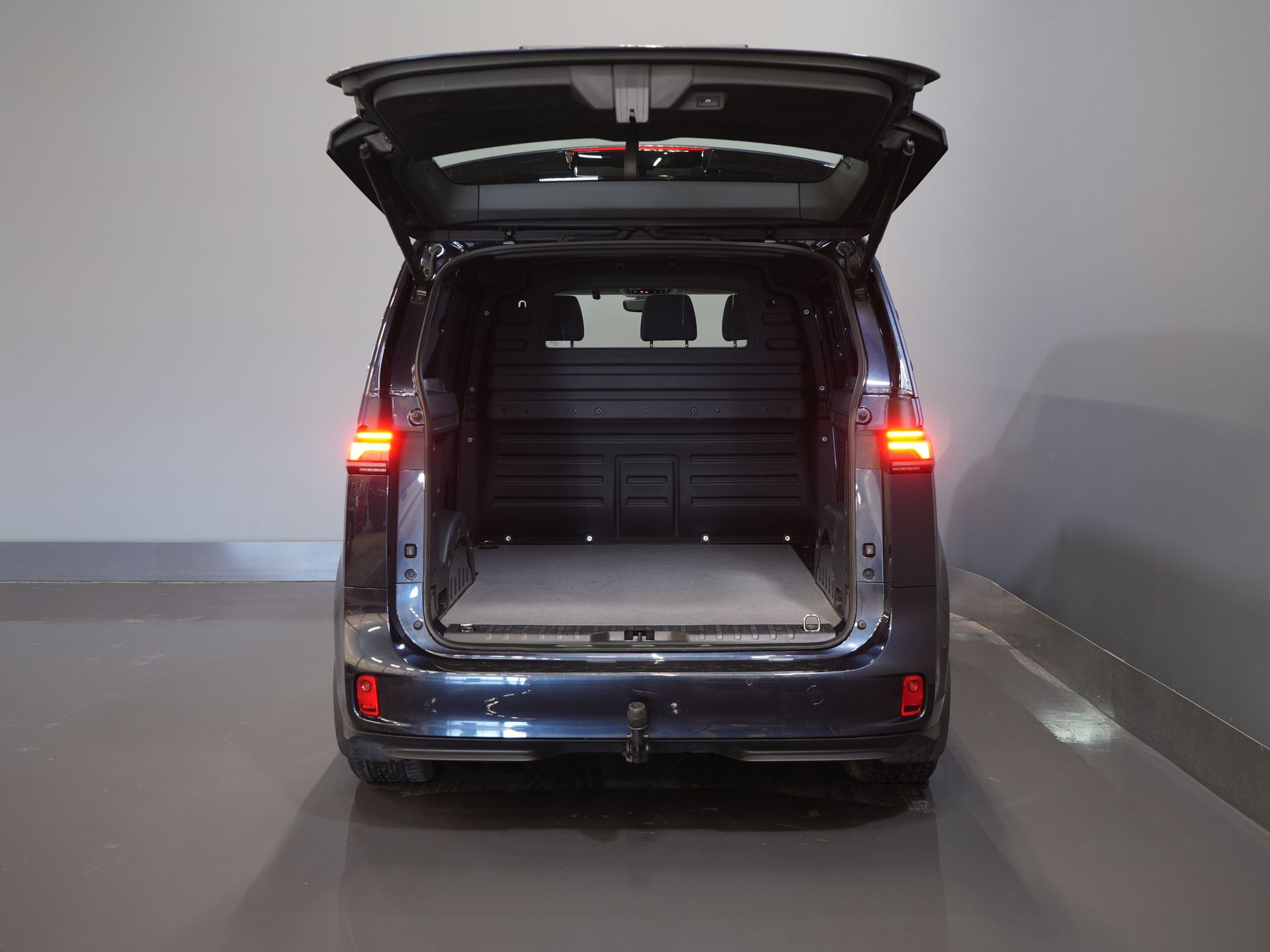 Volkswagen ID. Buzz Van Cargo 77 kWh 360km WLTP/ Adapt. Cruise/ Elek. Anhängevorrichtung/ Sitzverw./ Lenkverw./ Carplay/ Kamera/ PDC/ LMV