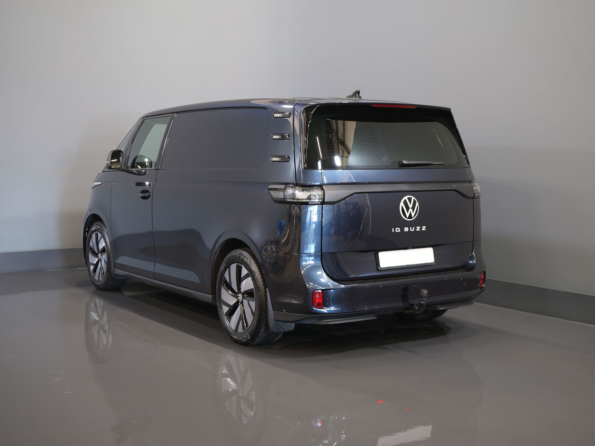 Volkswagen ID. Buzz Van Cargo 77 kWh 360km WLTP/ Adapt. Cruise/ Elek. Anhängevorrichtung/ Sitzverw./ Lenkverw./ Carplay/ Kamera/ PDC/ LMV