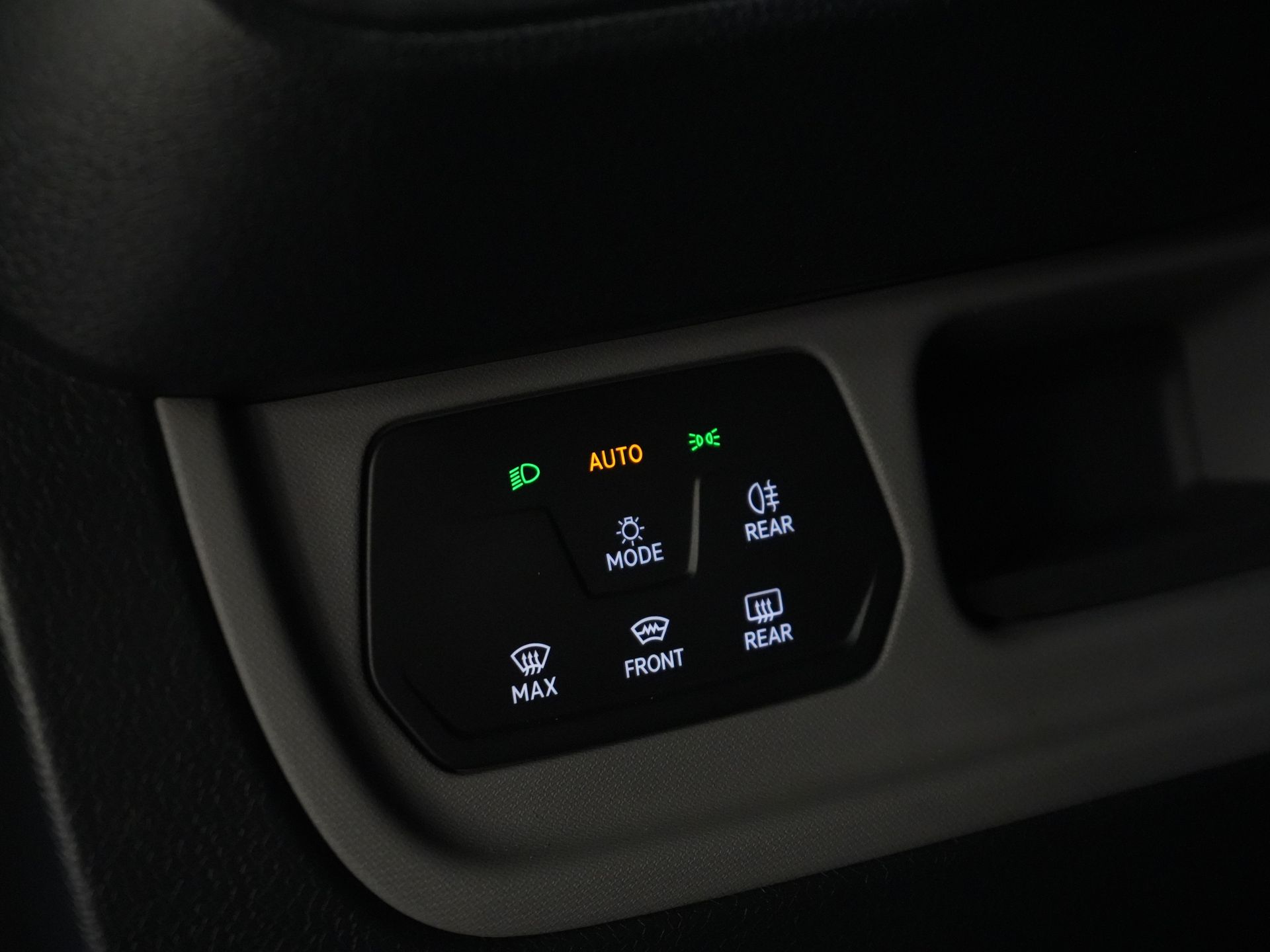 Volkswagen ID. Buzz Van Cargo 77 kWh 360km WLTP/ Adapt. Cruise/ Elek. Anhängevorrichtung/ Sitzverw./ Lenkverw./ Carplay/ Kamera/ PDC/ LMV