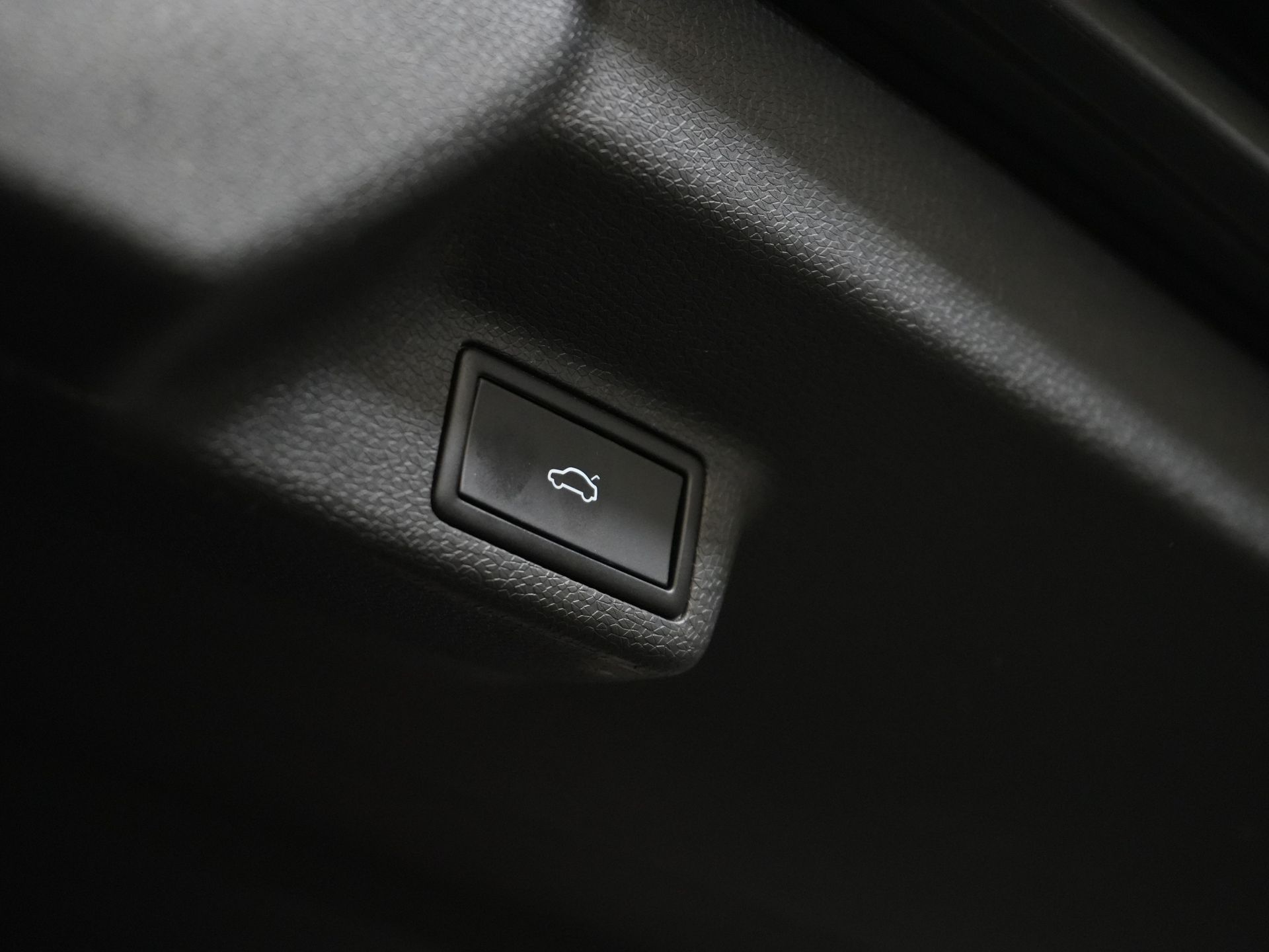 Volkswagen ID. Buzz Van Cargo 77 kWh 360km WLTP/ Adapt. Cruise/ Elek. Anhängevorrichtung/ Sitzverw./ Lenkverw./ Carplay/ Kamera/ PDC/ LMV