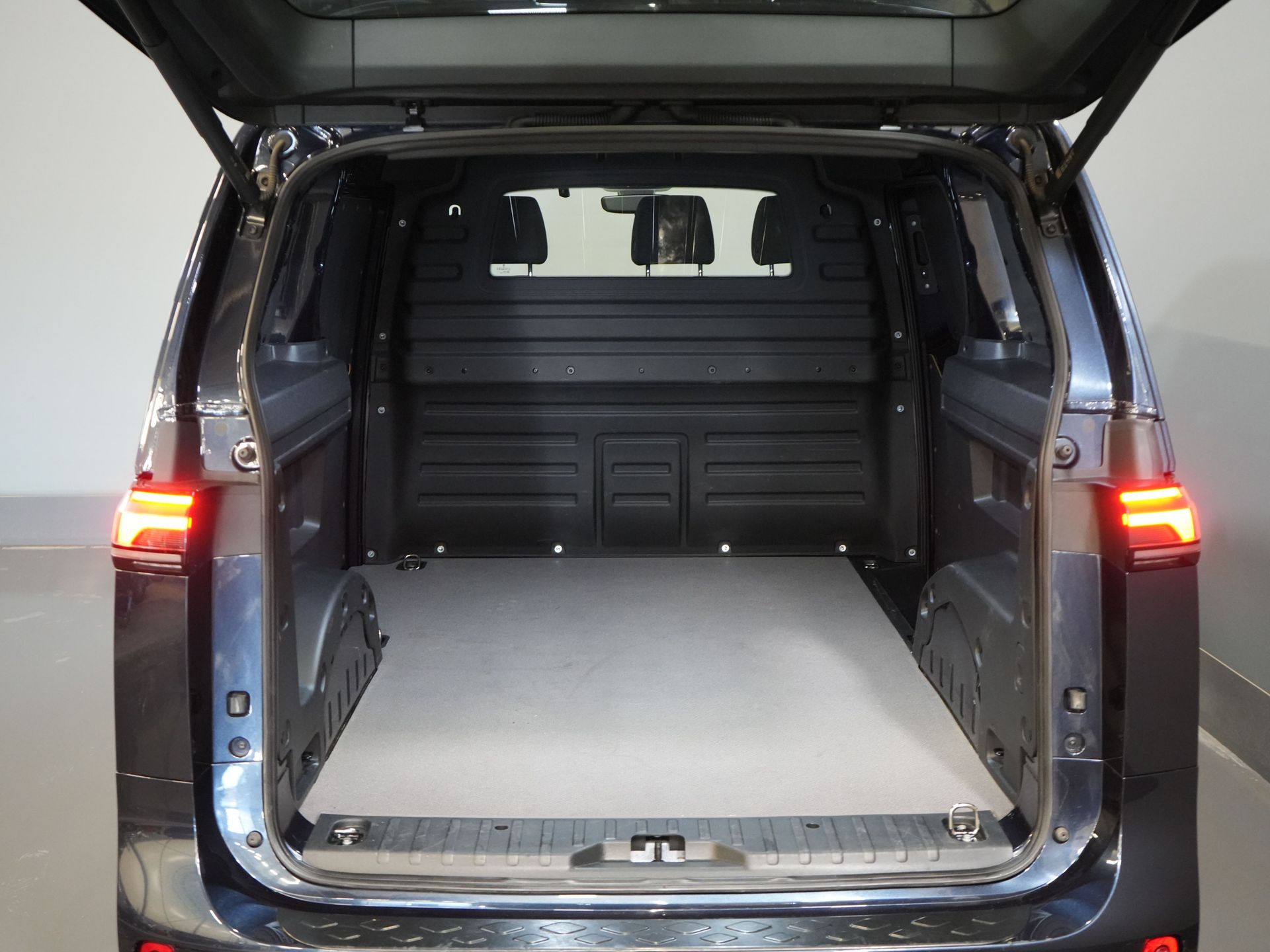 Volkswagen ID. Buzz Van Cargo 77 kWh 360km WLTP/ Adapt. Cruise/ Elek. Anhängevorrichtung/ Sitzverw./ Lenkverw./ Carplay/ Kamera/ PDC/ LMV