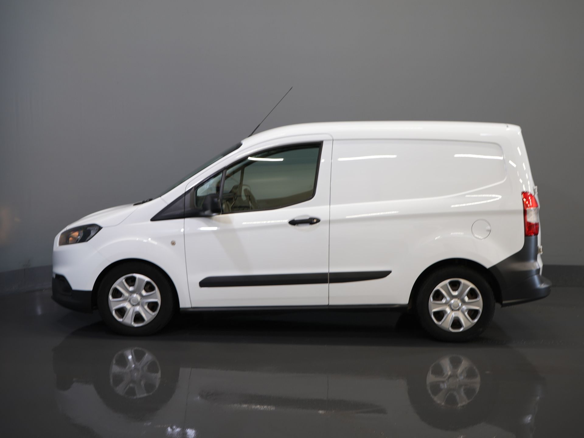 ¡Ford Transit Courier Van 1.5 TDCI Trend BPM GRATIS! Calefacción asientos/ CarPlay/ Navi/ PDC/ Cruise/ Airco