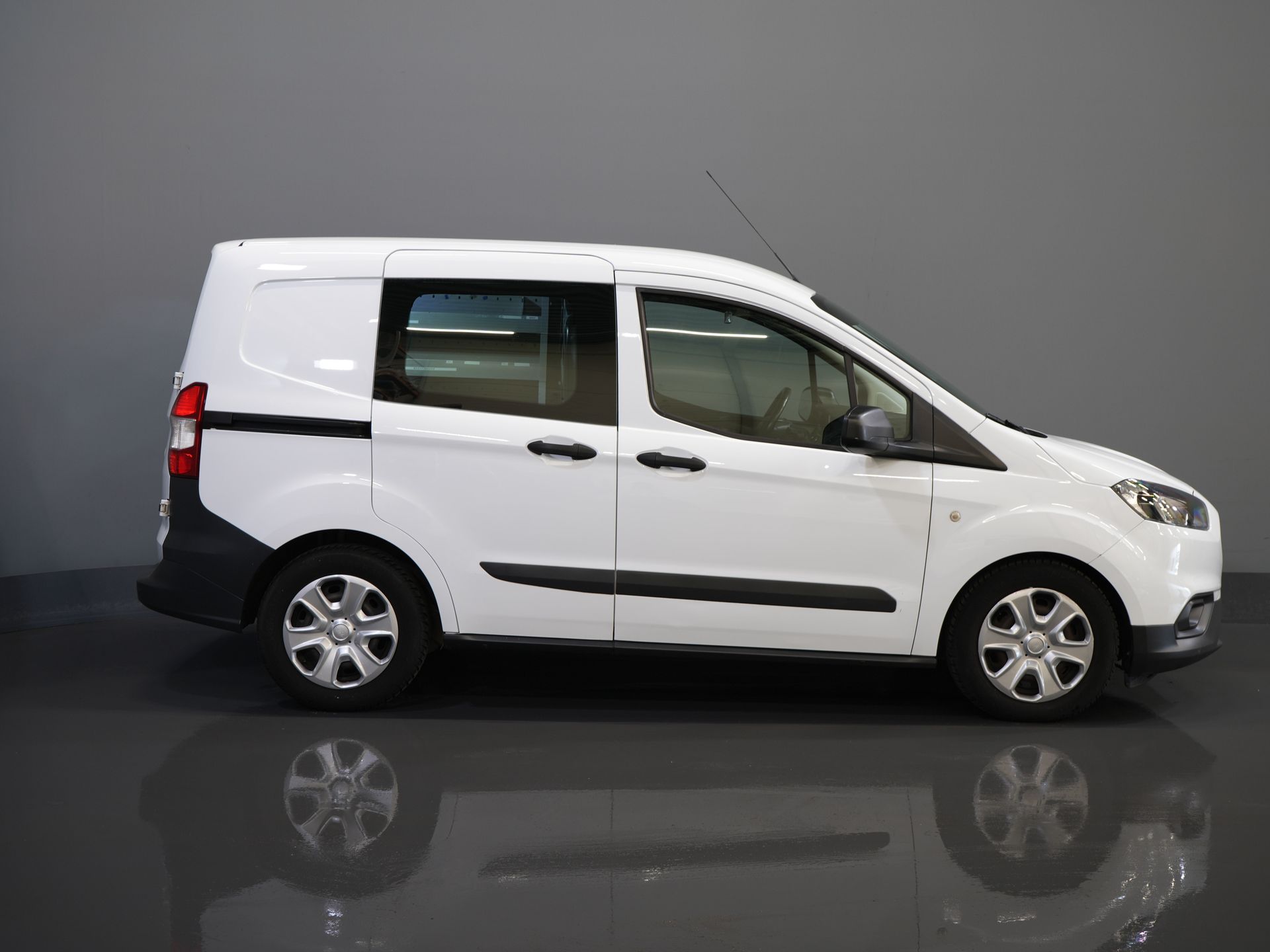 ¡Ford Transit Courier Van 1.5 TDCI Trend BPM GRATIS! Calefacción asientos/ CarPlay/ Navi/ PDC/ Cruise/ Airco