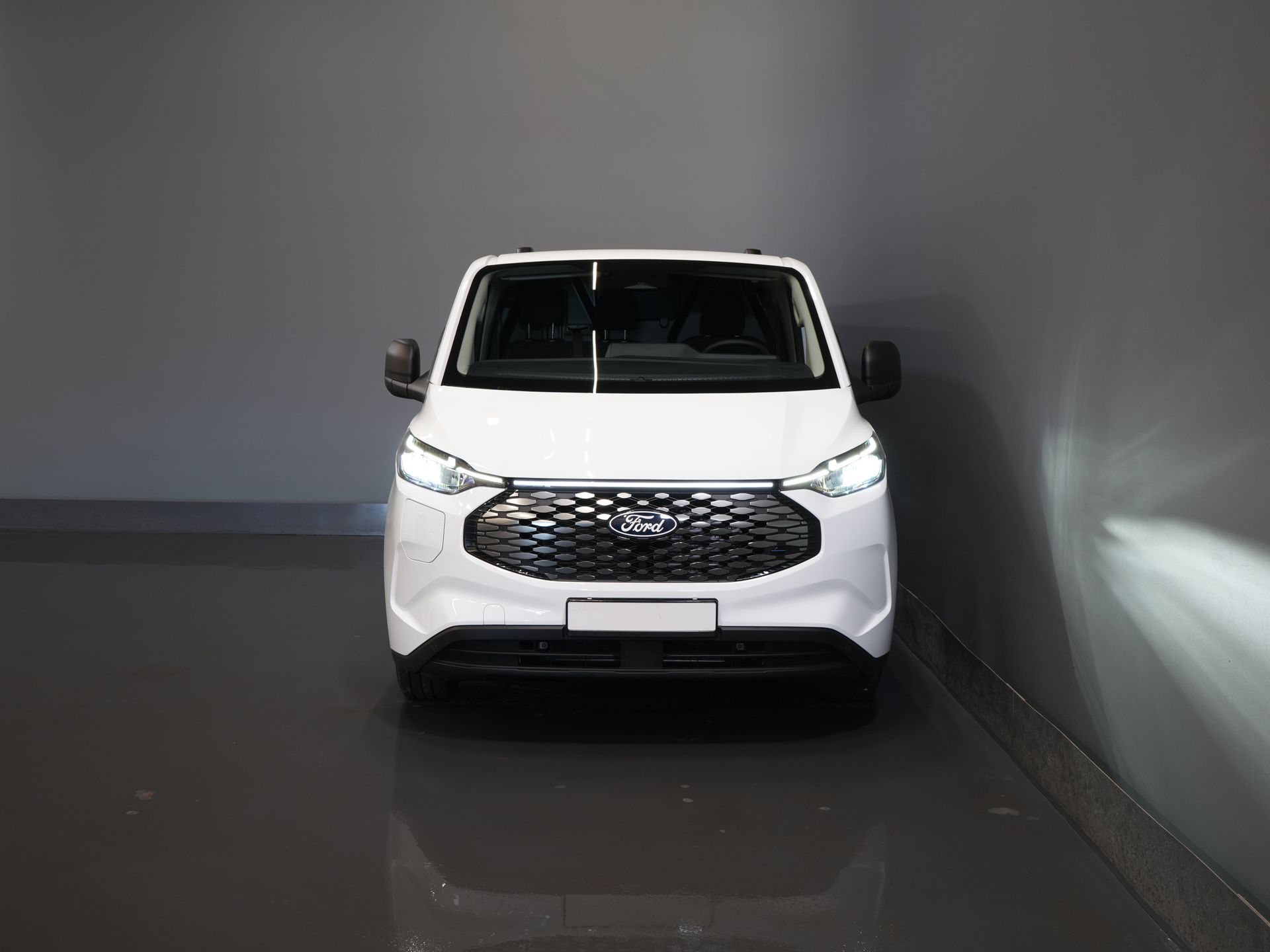 Ford E-Transit Custom Van Trend 65 kWh 330 km Garanzia WLTP fino al 2029/ LED/ Riscaldatore in piedi/ Caricatore rapido/ Traino 2,3t/ Sterzo/ Riscaldamento sedili/ Carplay/ Telecamera