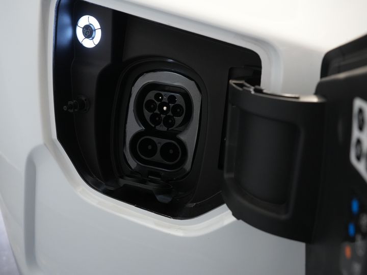 Ford E-Transit Custom Van Trend 65 kWh 330 km Garanzia WLTP fino al 2029/ LED/ Riscaldatore in piedi/ Caricatore rapido/ Traino 2,3t/ Sterzo/ Riscaldamento sedili/ Carplay/ Telecamera