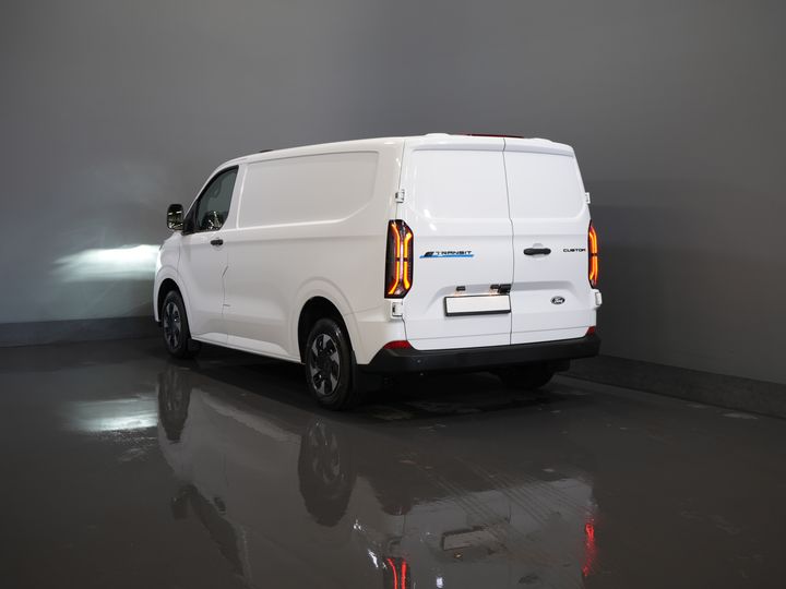 Ford E-Transit Custom Van Trend 65 kWh 330 km Garanzia WLTP fino al 2029/ LED/ Riscaldatore in piedi/ Caricatore rapido/ Traino 2,3t/ Sterzo/ Riscaldamento sedili/ Carplay/ Telecamera